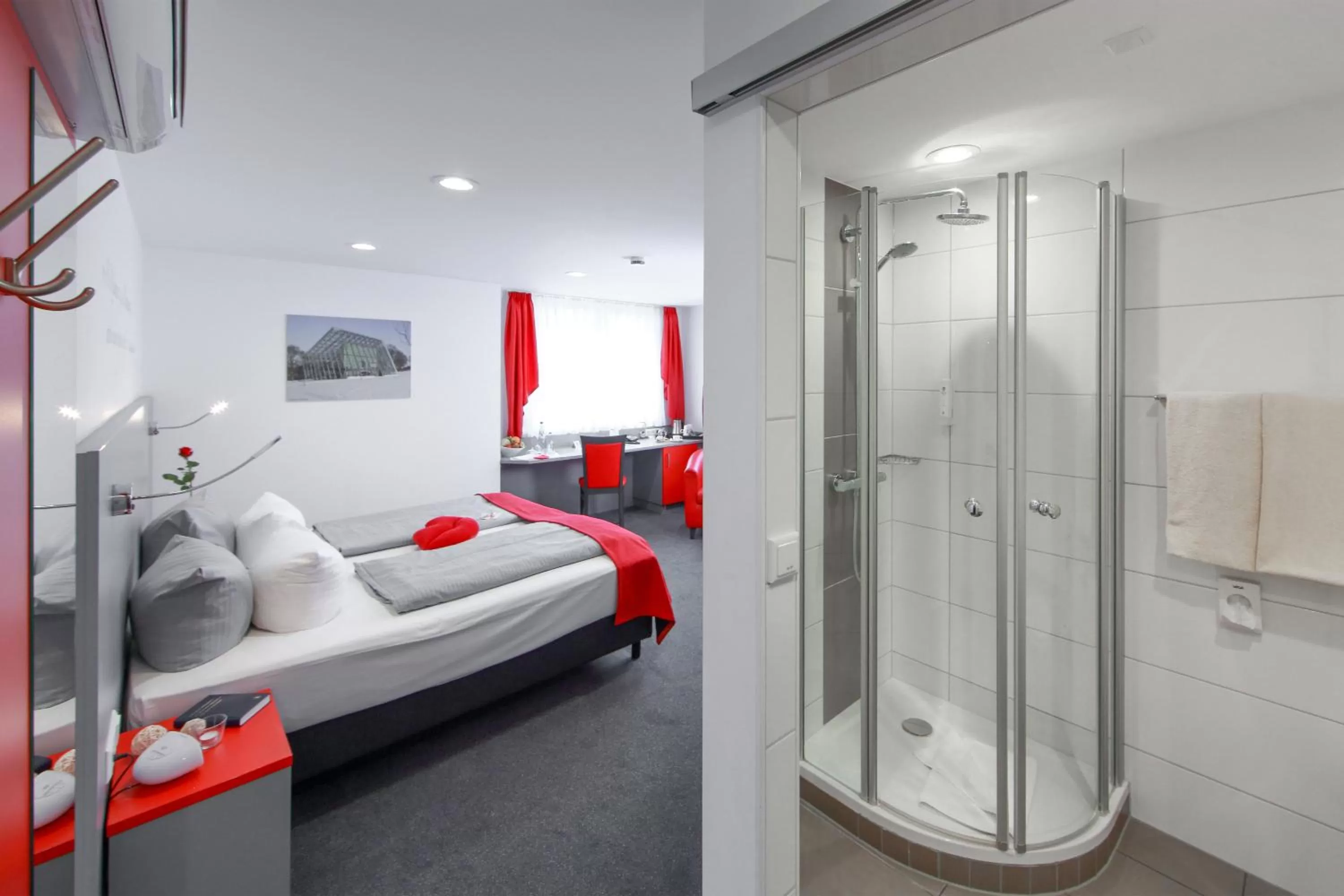 Bathroom, Bed in Aalener Römerhotel aWL