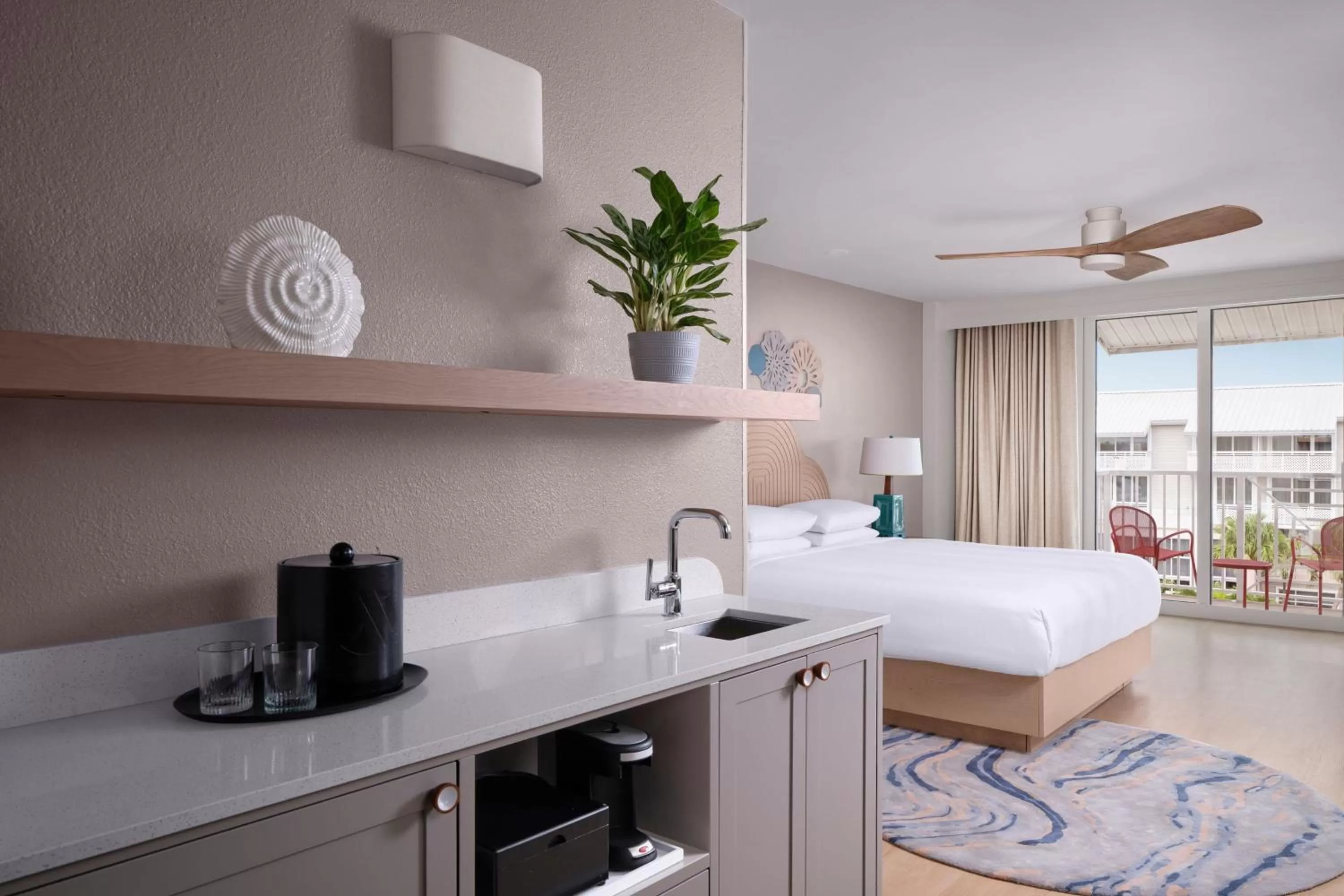 Kitchen or kitchenette, Bed in Marriott Hutchinson Island Beach Resort, Golf & Marina