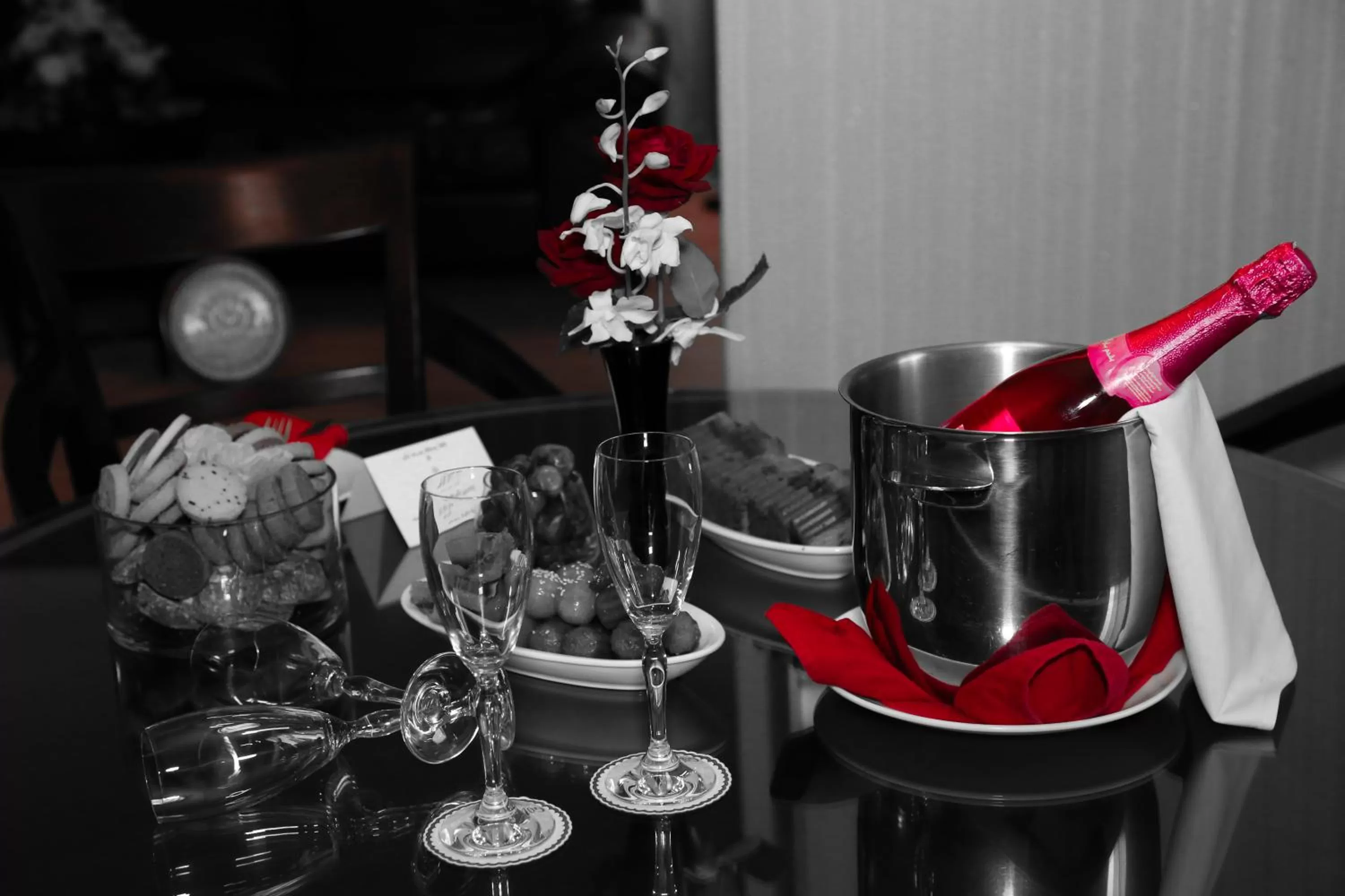 Living room, Coffee/Tea Facilities in Swiss Al Hamra Hotel