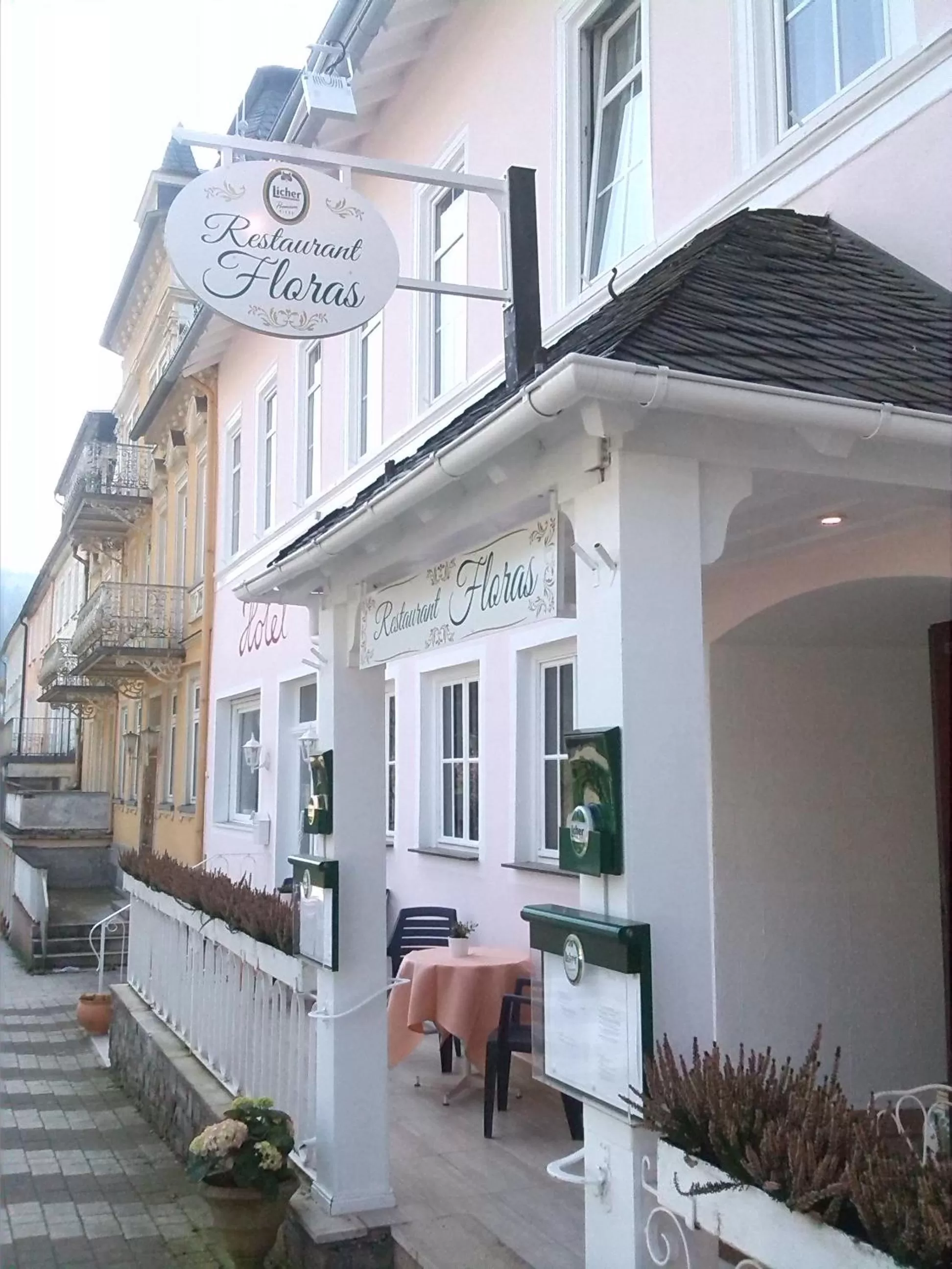 Restaurant/places to eat in Hotel Victoria