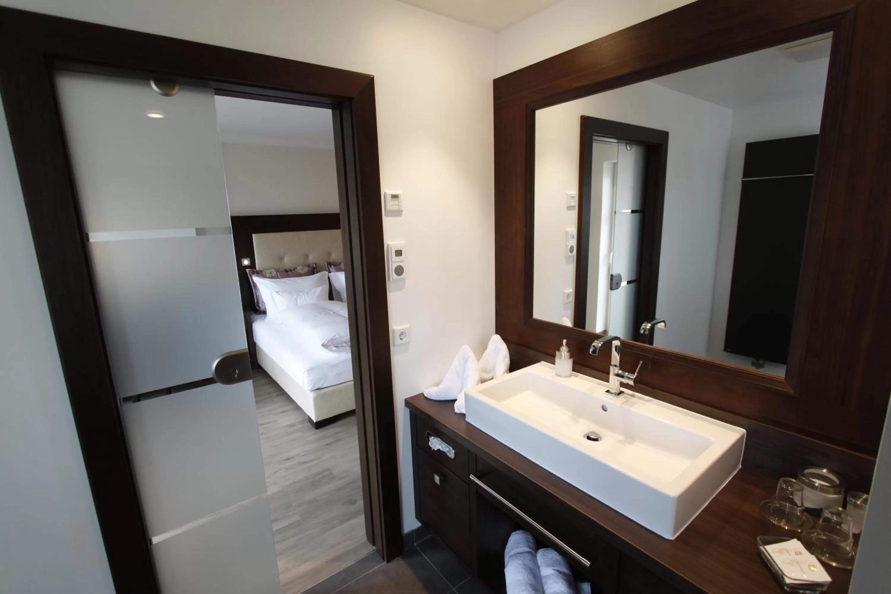 Bathroom, Bed in Brauereigasthof Zum Löwenbräu