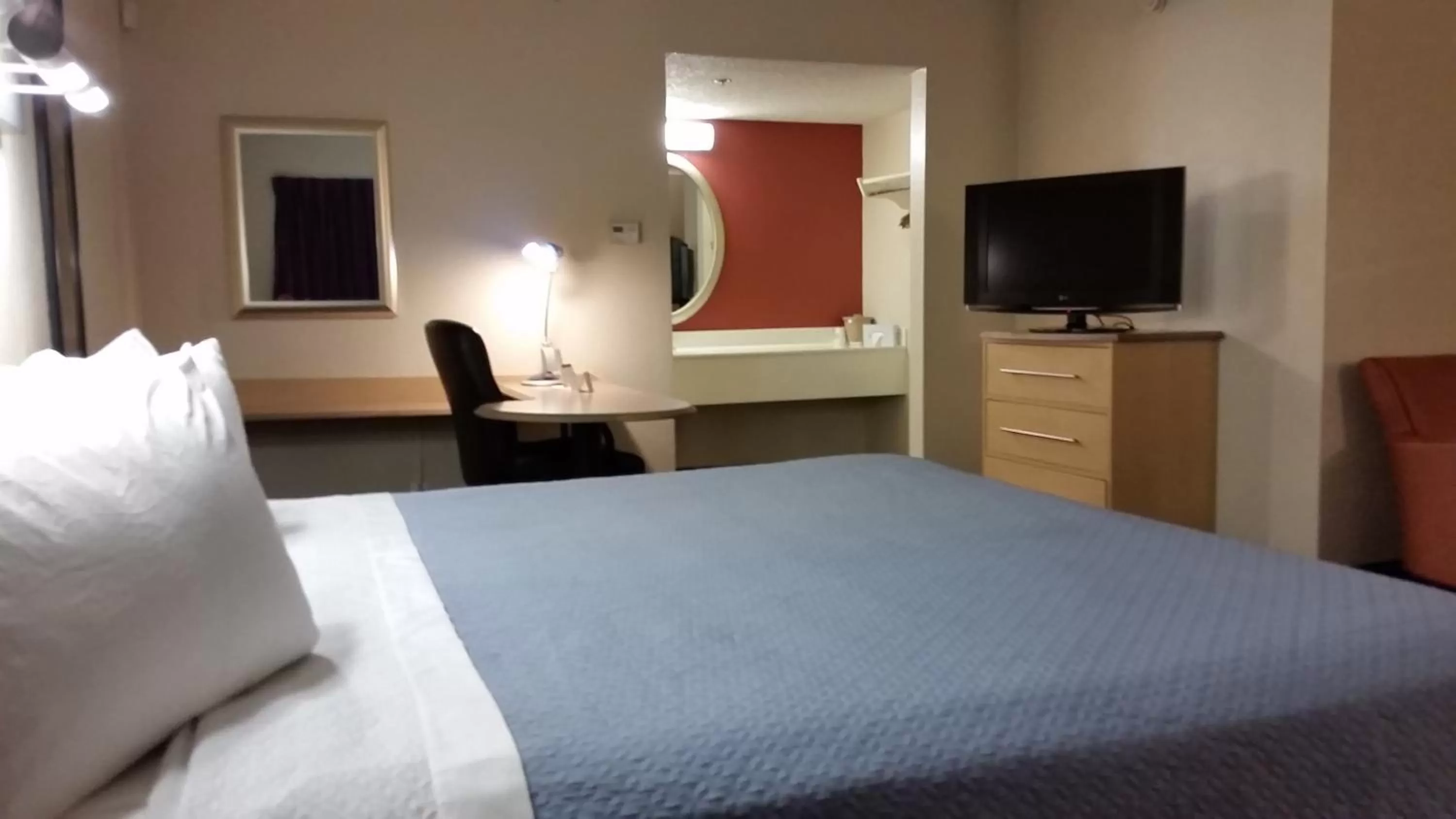 Photo of the whole room, Bed in Days Inn by Wyndham Buena Park Anaheim