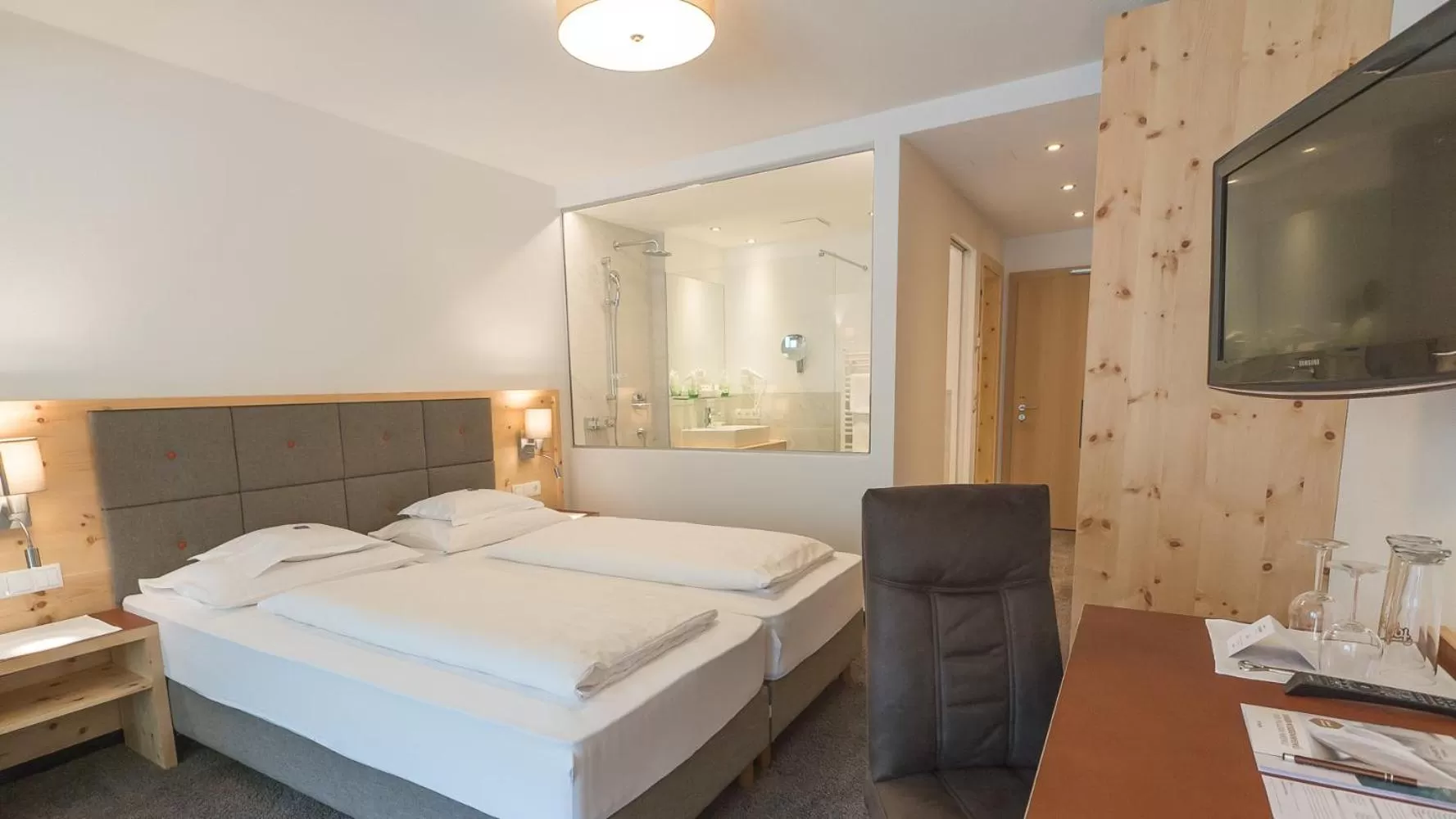 Photo of the whole room, Bed in Wellnesshotel Mein Almhof Superior