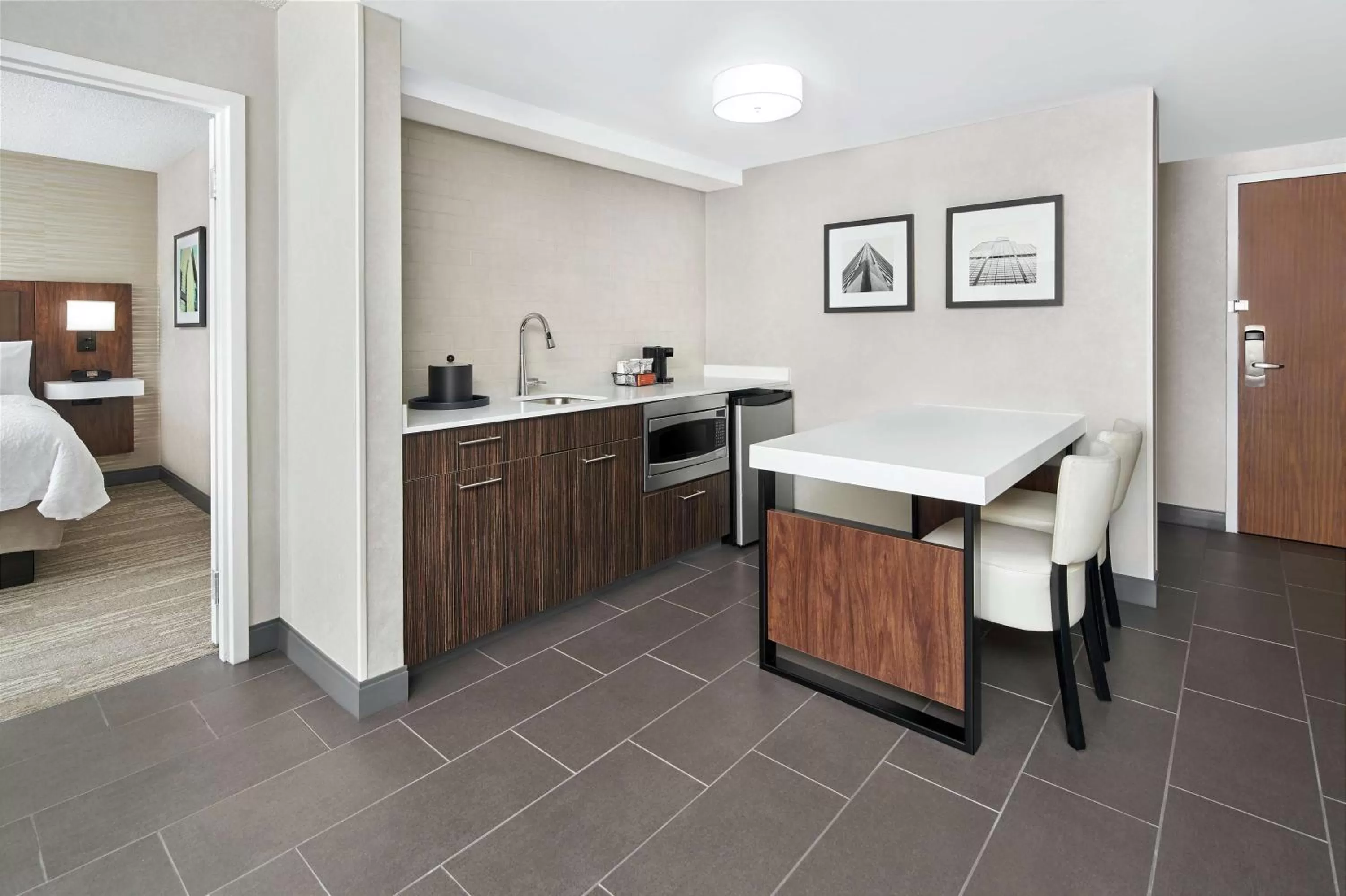 Kitchen or kitchenette, Bed in Hampton Inn & Suites Chicago-Downtown