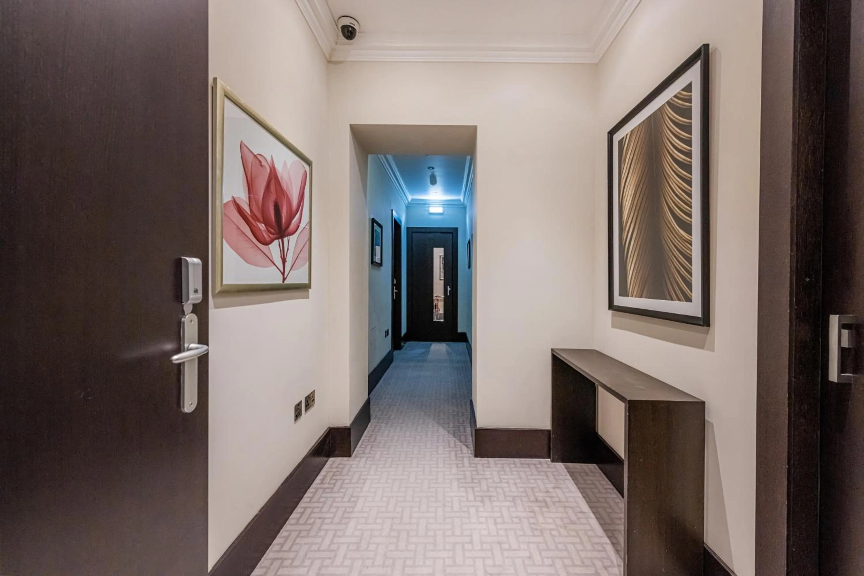 Area and facilities in 130 Queen's Gate Apartments