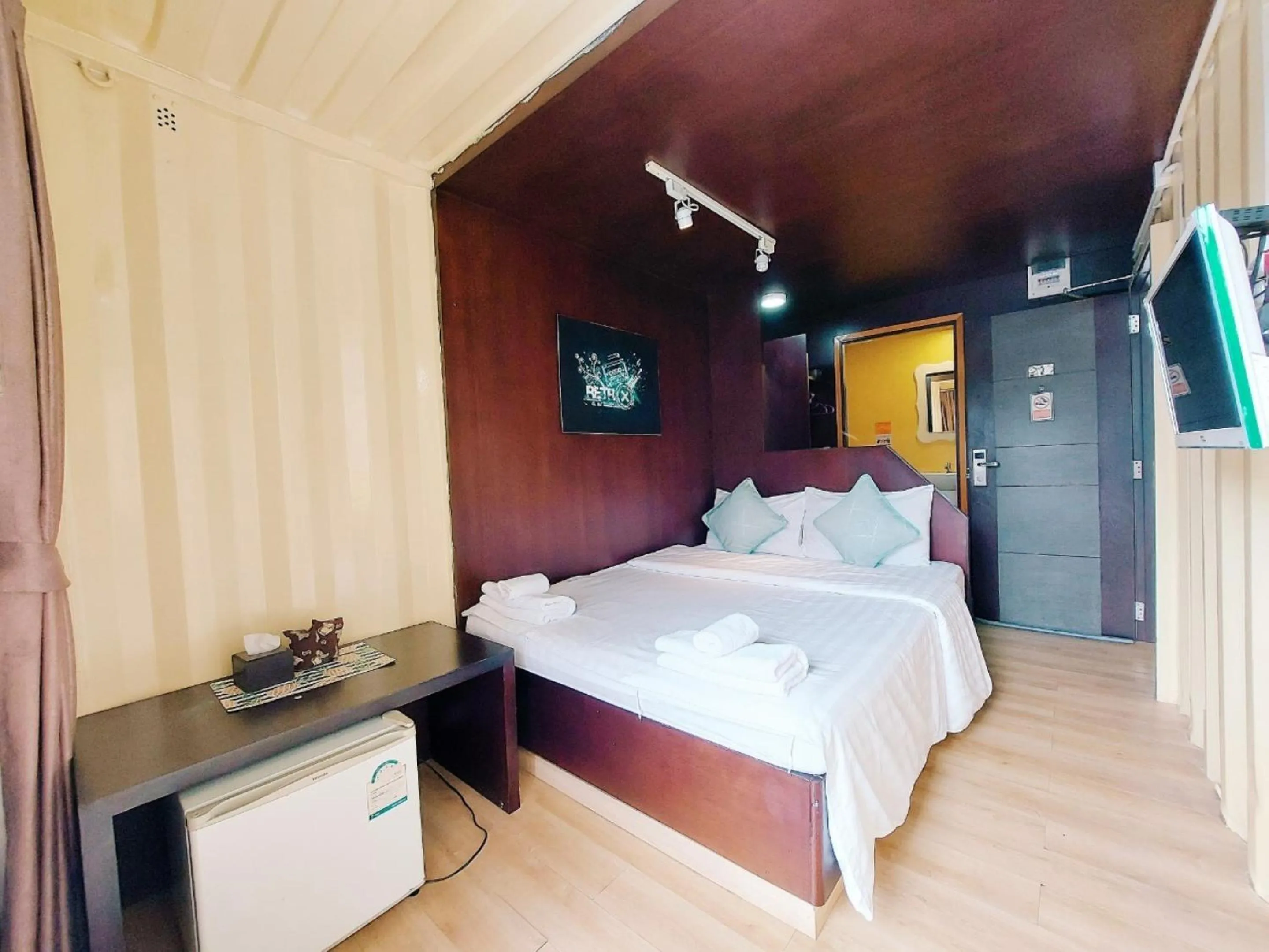 Bed in Retro Box Hotel Chumphon
