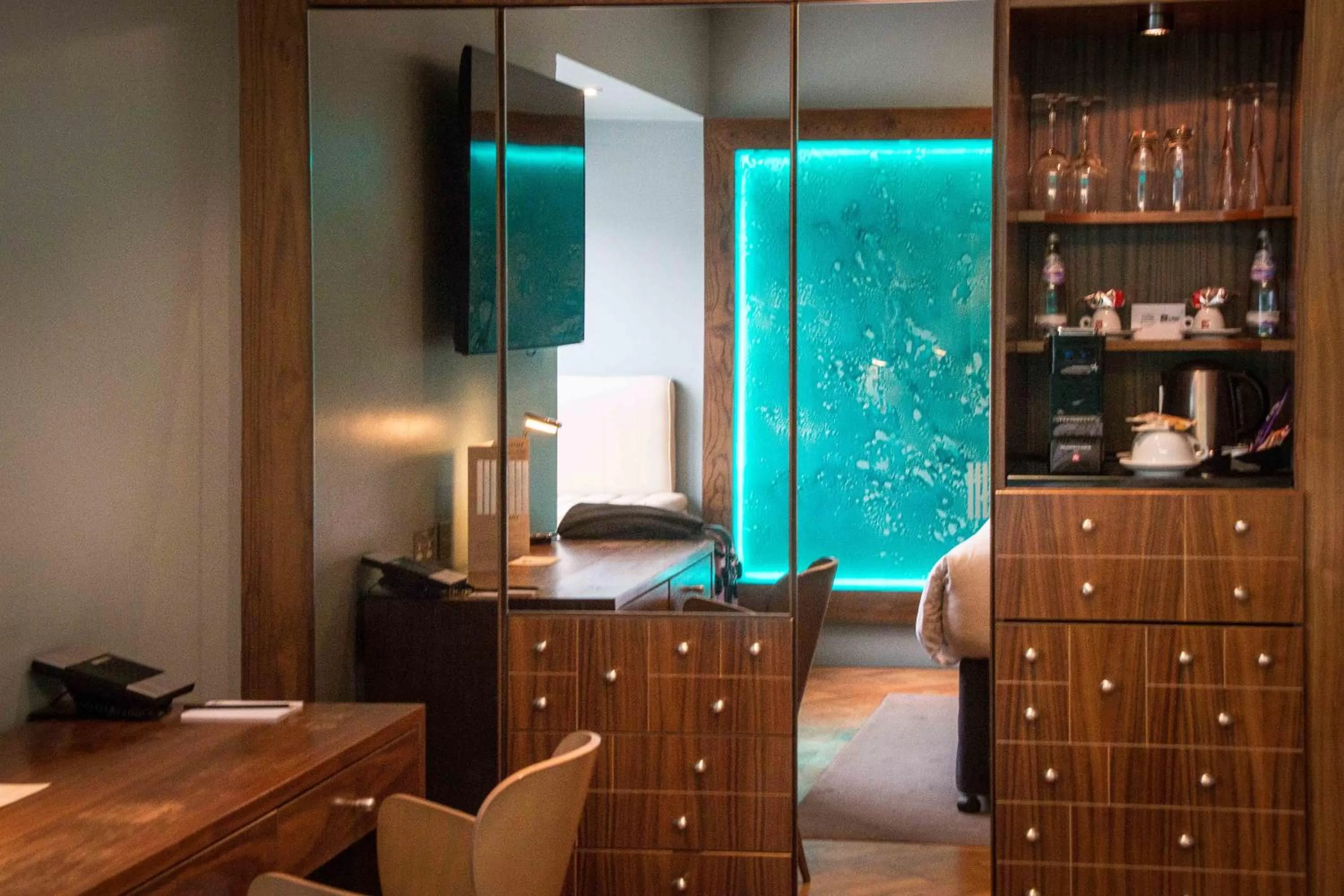 Photo of the whole room in Le Monde Hotel