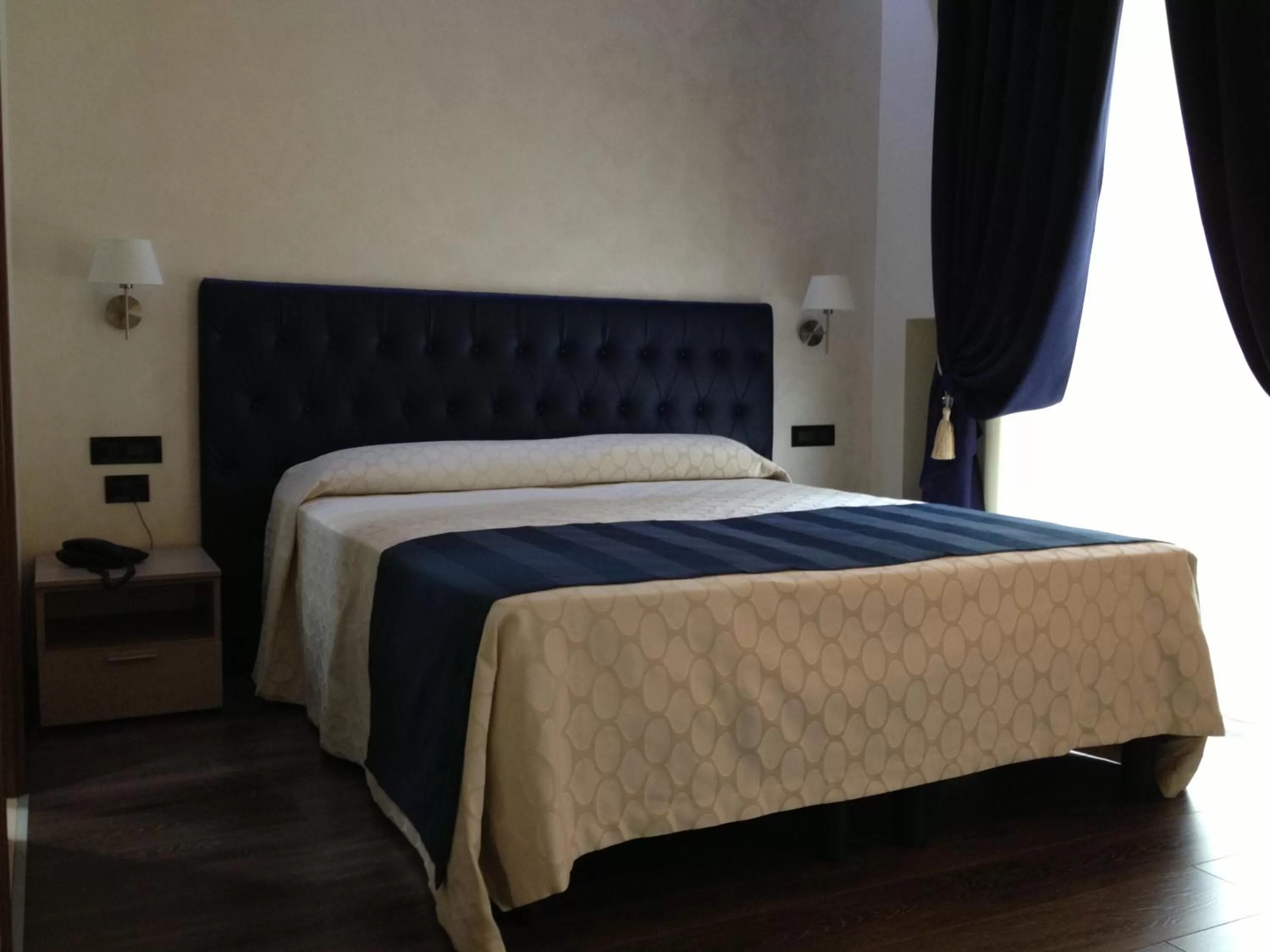 Balcony/Terrace, Bed in Hotel Continental