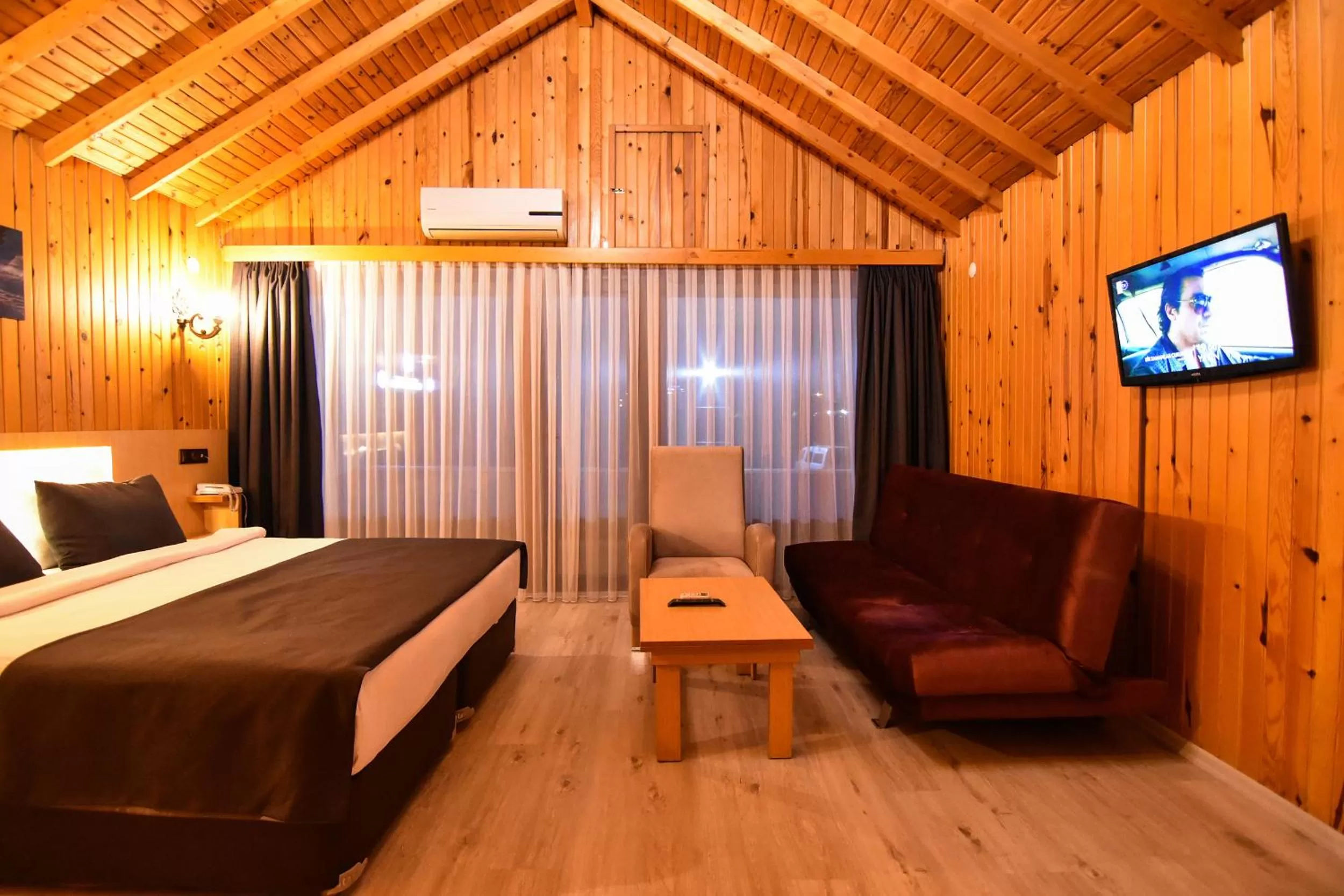 Bed, TV/Entertainment Center in Sandal Otel