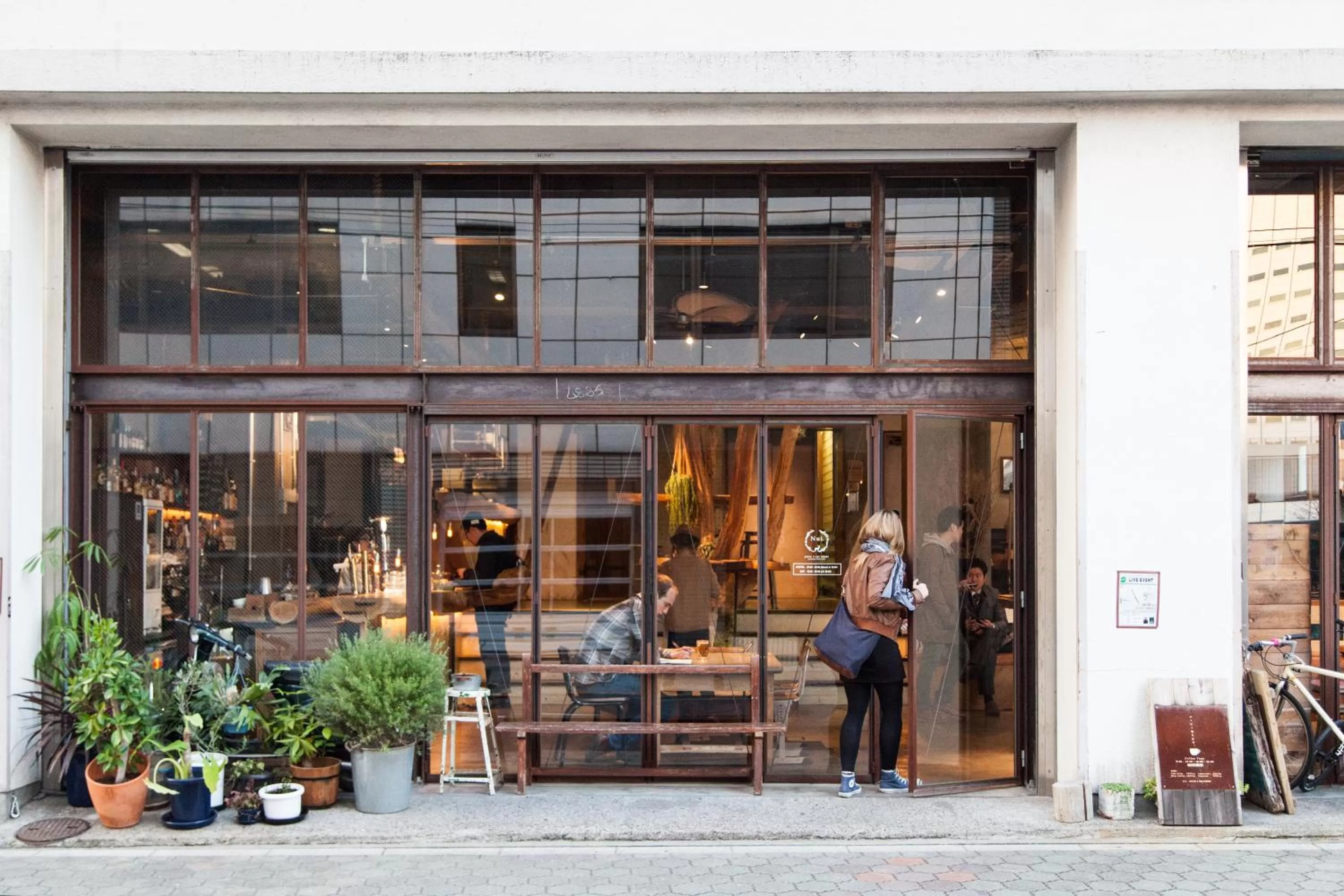 Facade/entrance in Nui. HOSTEL & BAR LOUNGE