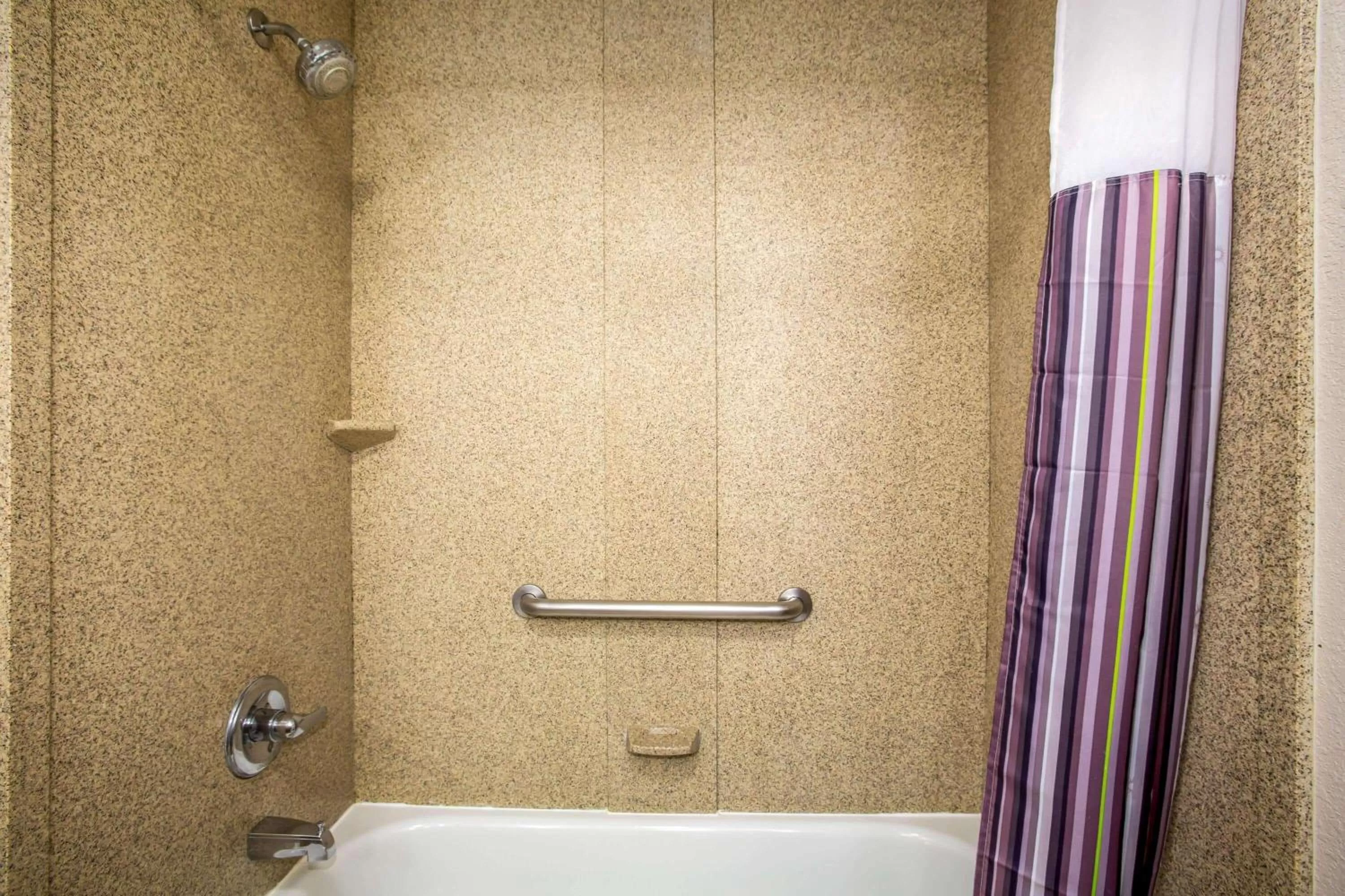 Bathroom in La Quinta by Wyndham Kyle - Austin South