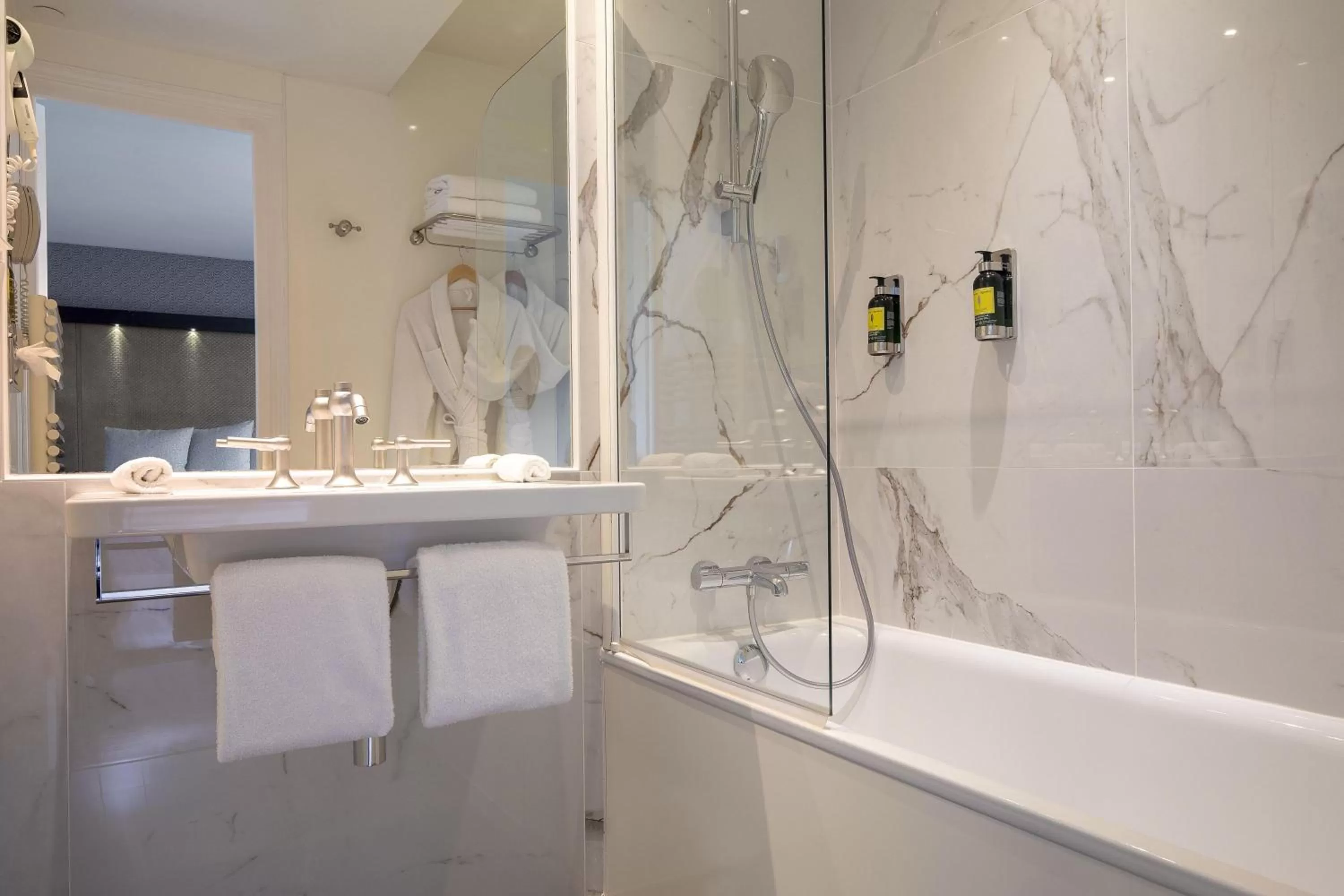 Bathroom in Hôtel Elysées Régencia