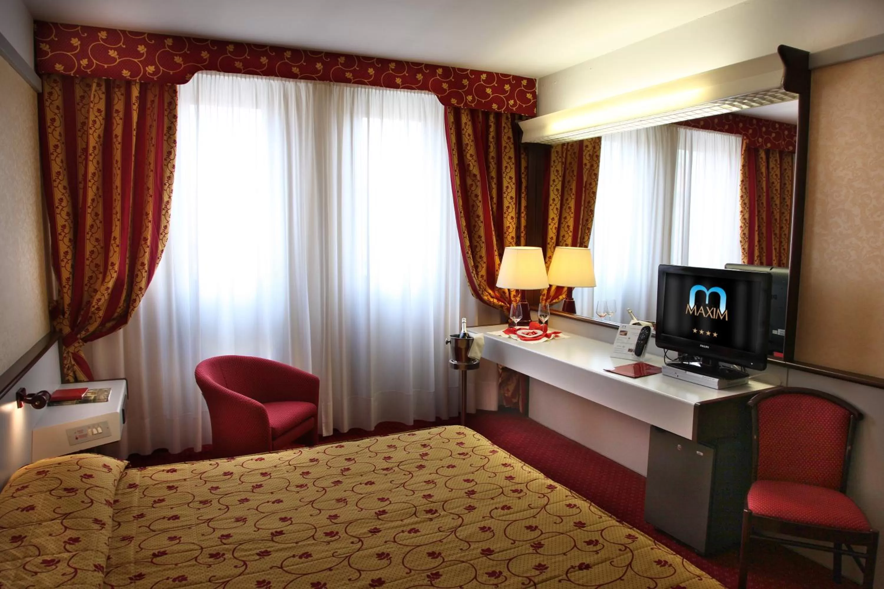 Photo of the whole room, Bed in Hotel Maxim