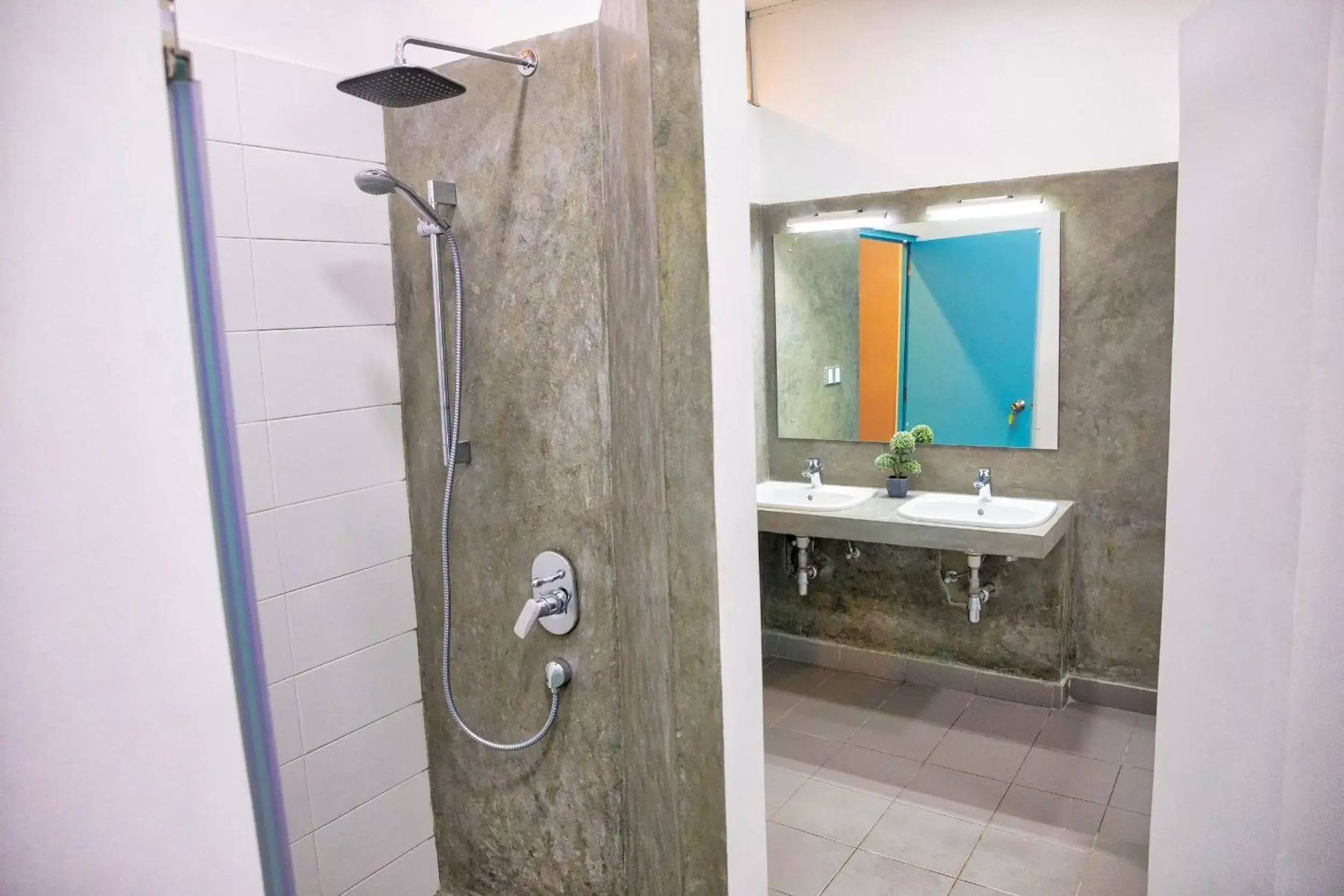 Queen Room with Shared Bathroom with 10% Discount on Laundry in C 1 Colombo Fort Queen Room with Shared Bathroom with 10% Discount on Laundry in C 1 Colombo Fort