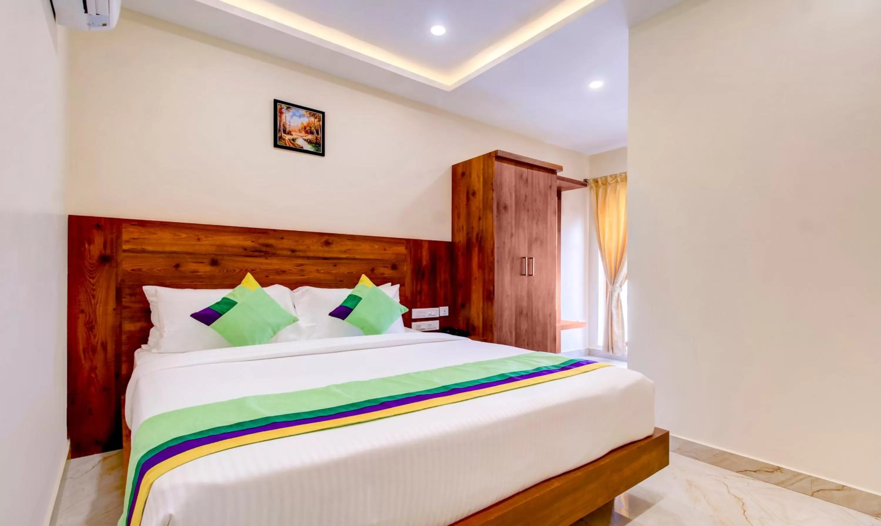 Bedroom, Bed in Treebo The Meridian, 10 Mins To Mahatma Gandhi Park