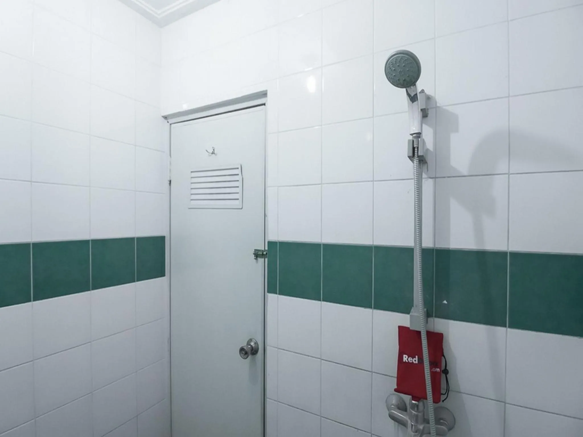 Bathroom in RedDoorz @ Buah Batu 3