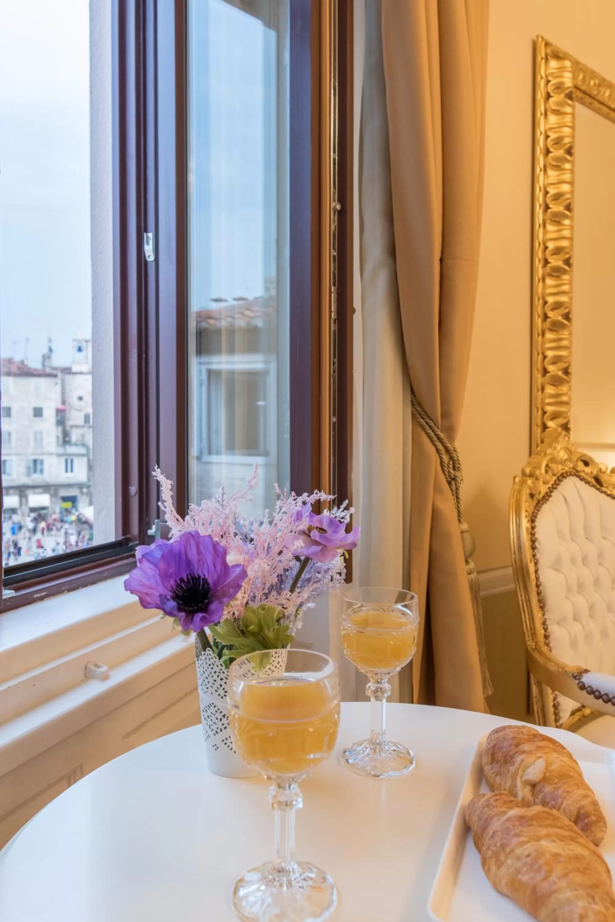 Food and drinks in Central Square Heritage Hotel