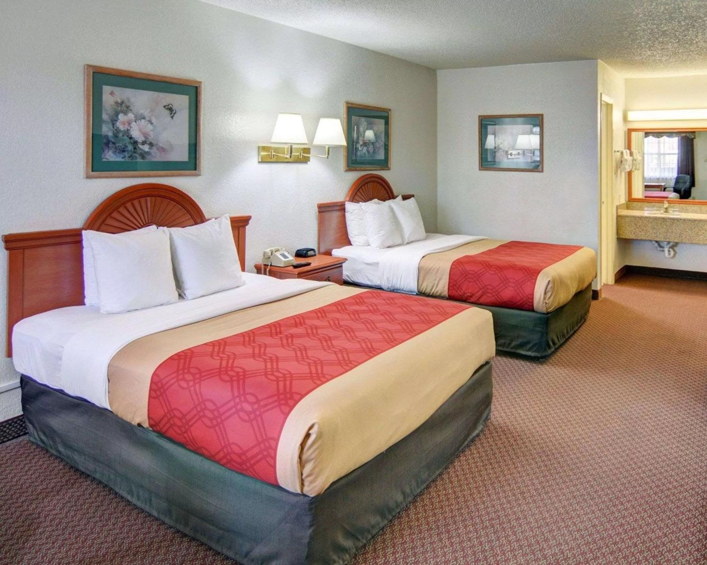 Queen Room with Two Queen Beds - Smoking in Econo Lodge Decatur