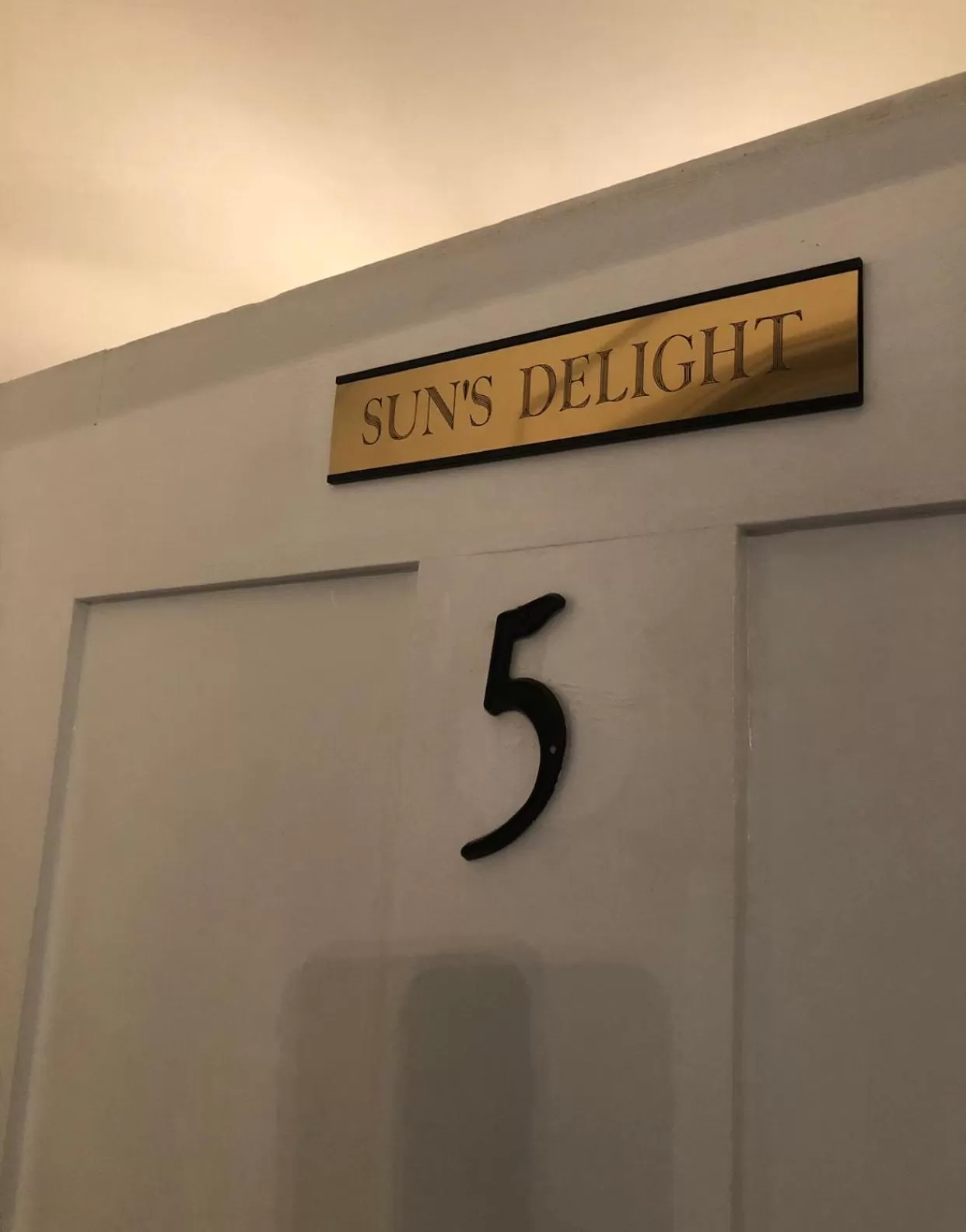 Logo/Certificate/Sign in Belmont Inn