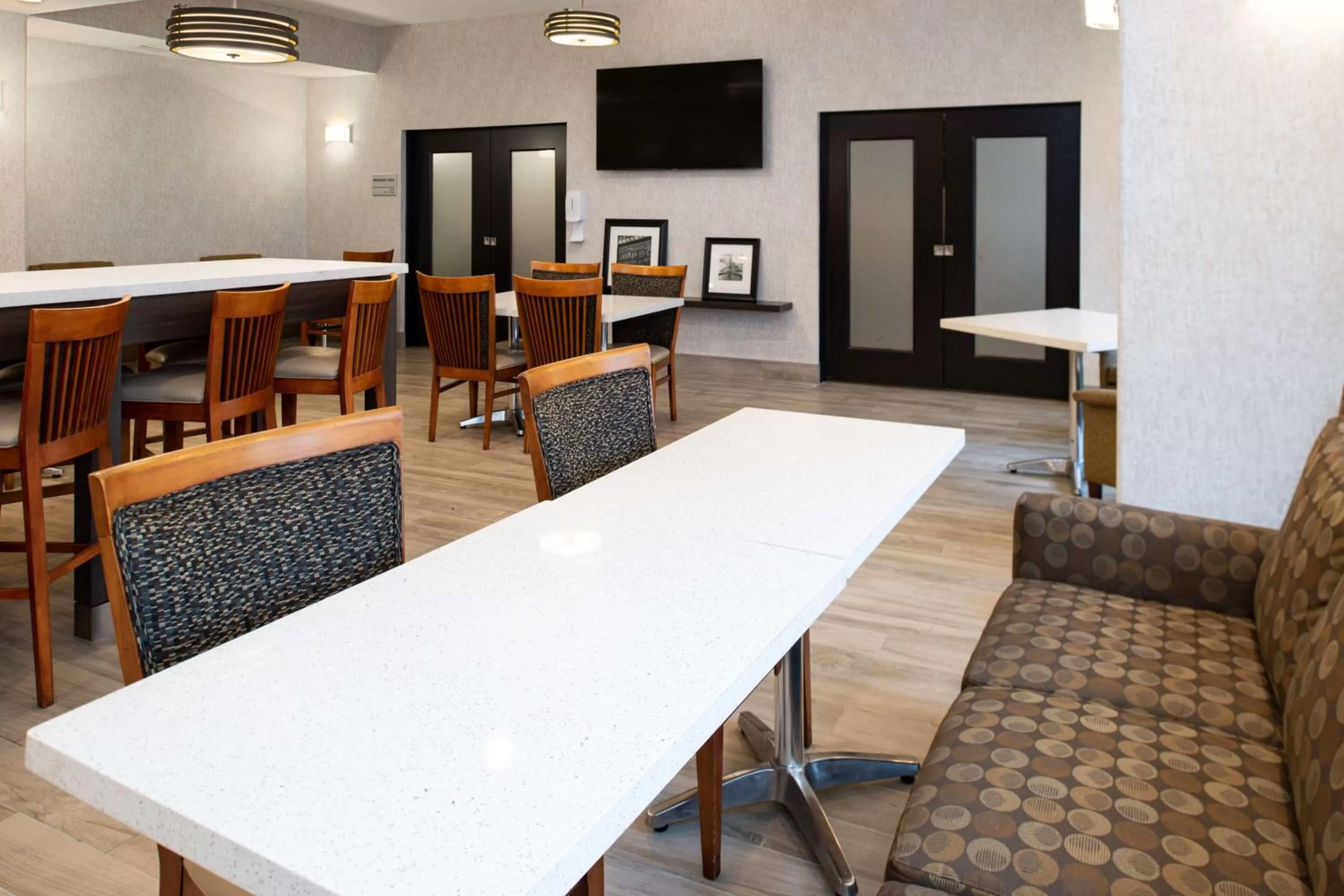 Restaurant/places to eat in Hampton Inn Kansas City Northeast