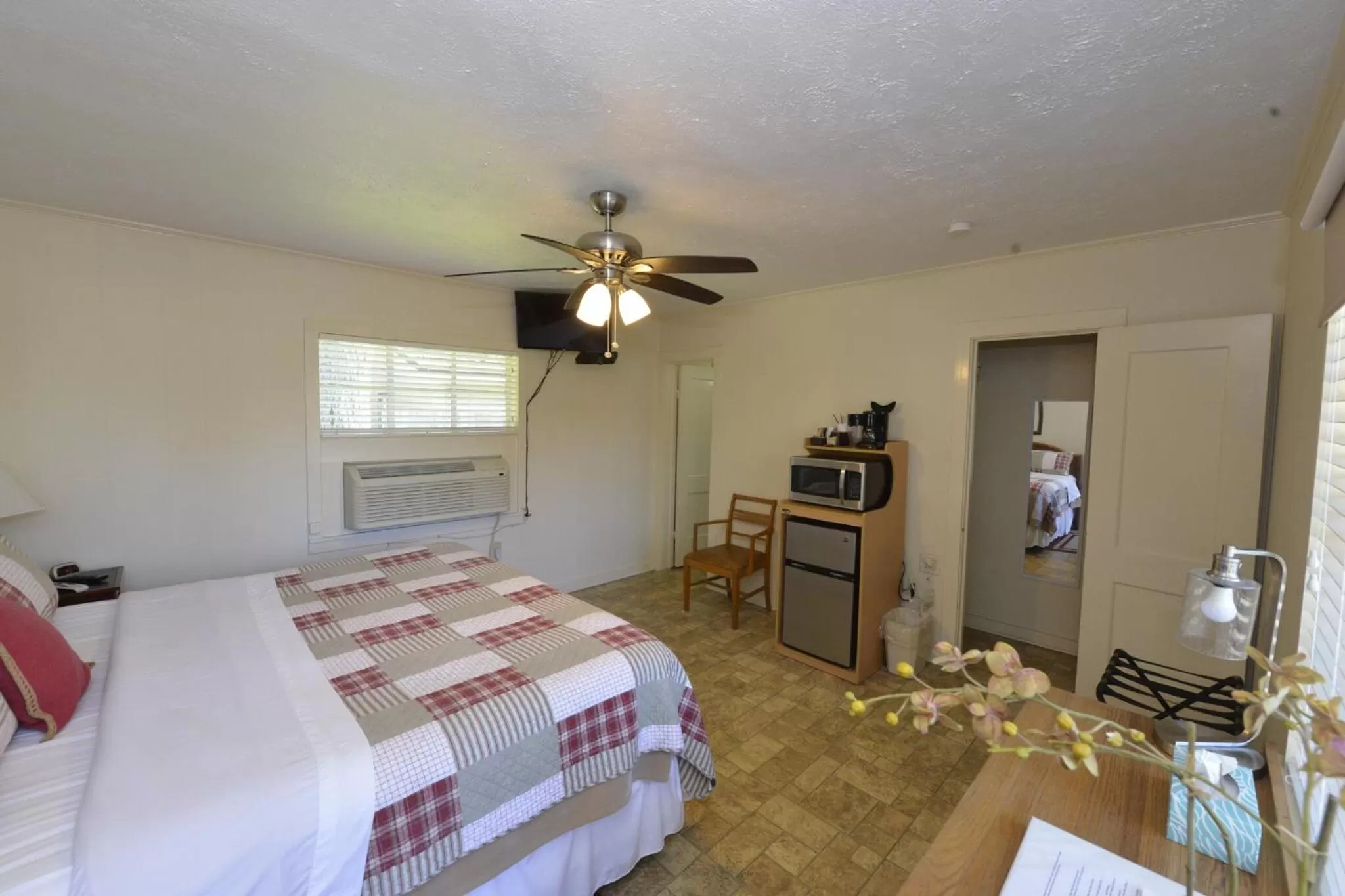 Bed in Shiner Country Inn