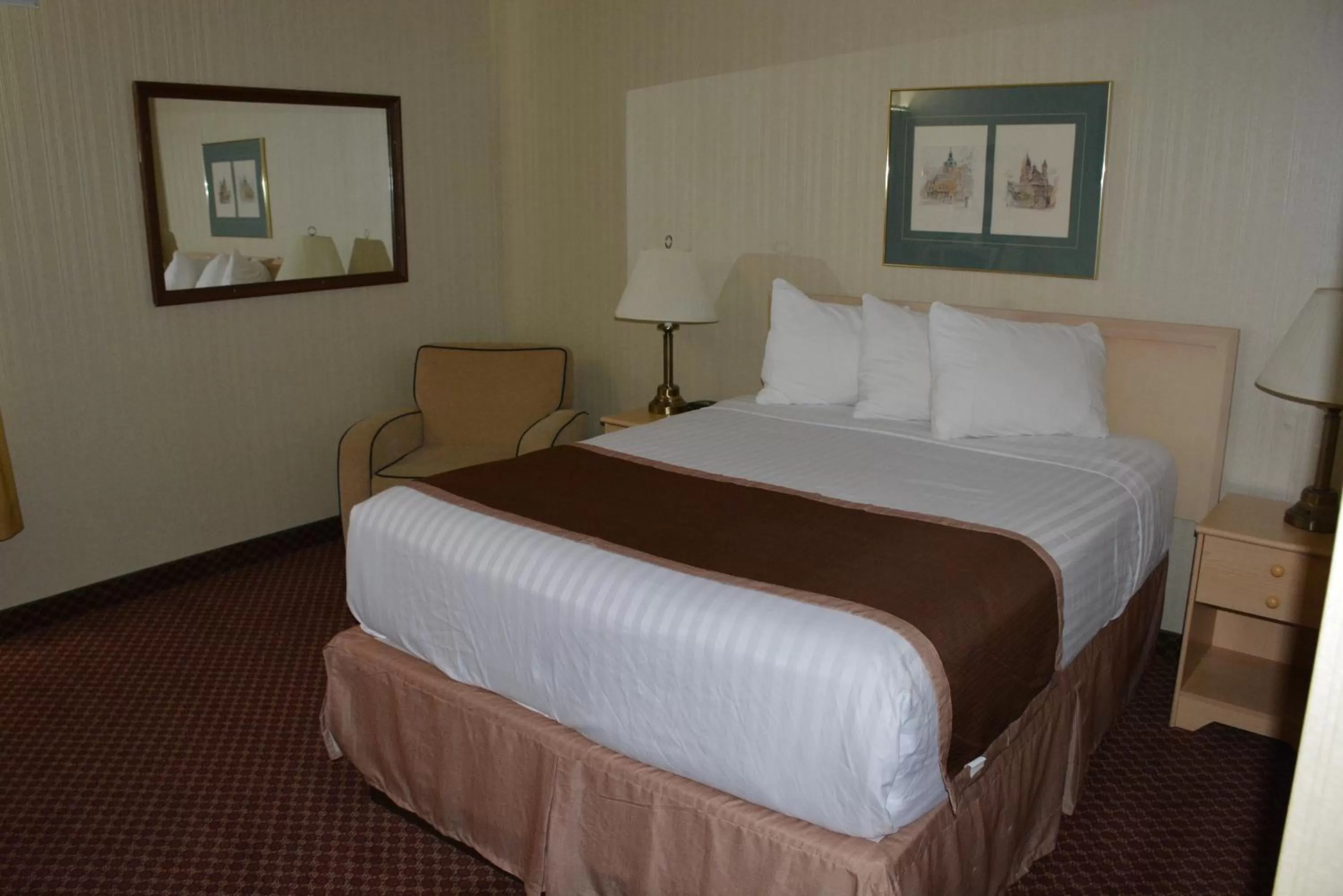 Bedroom, Bed in Travelodge by Wyndham Lethbridge