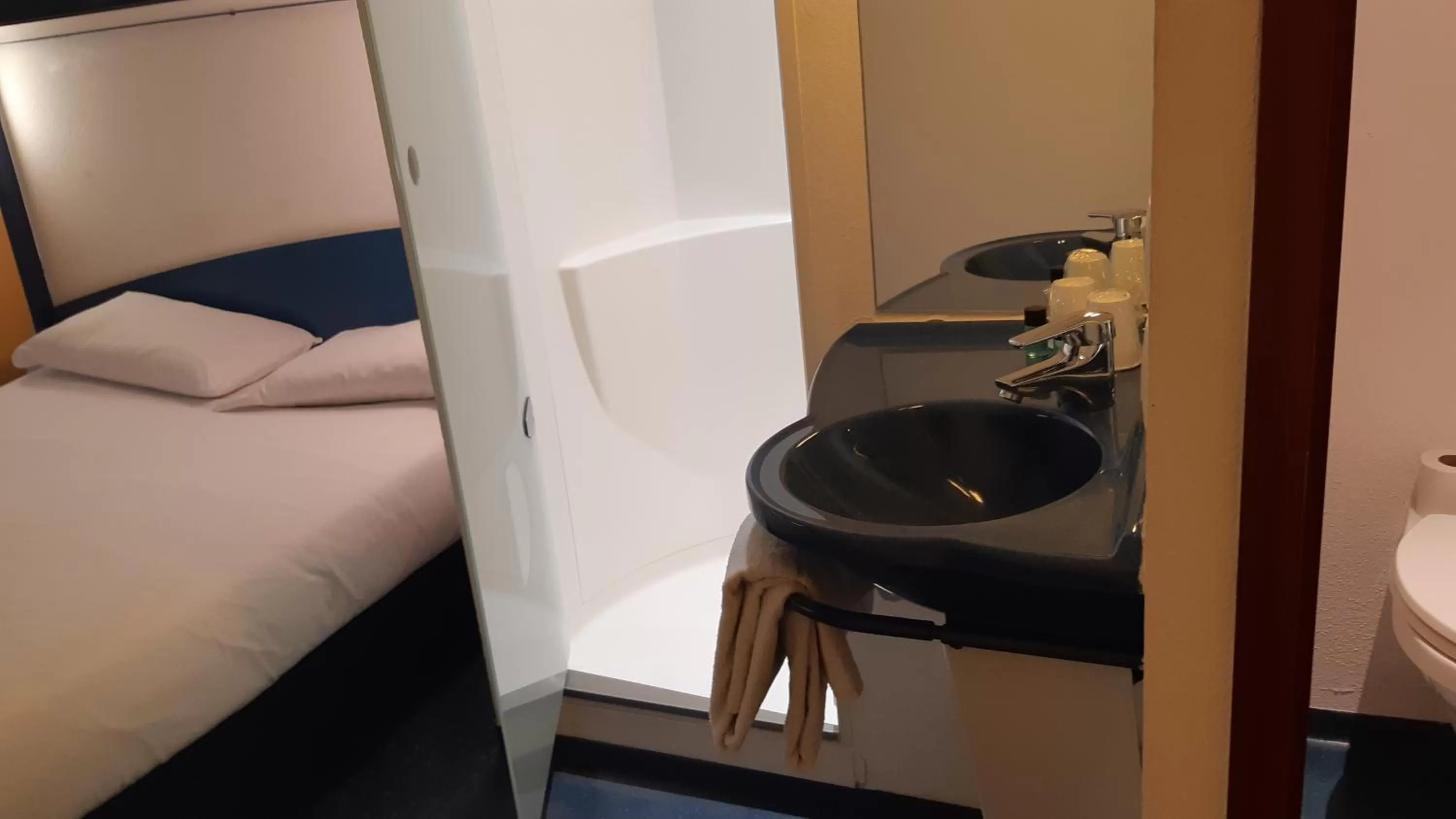 Bathroom, Bed in Kyriad Direct Montauban Centre