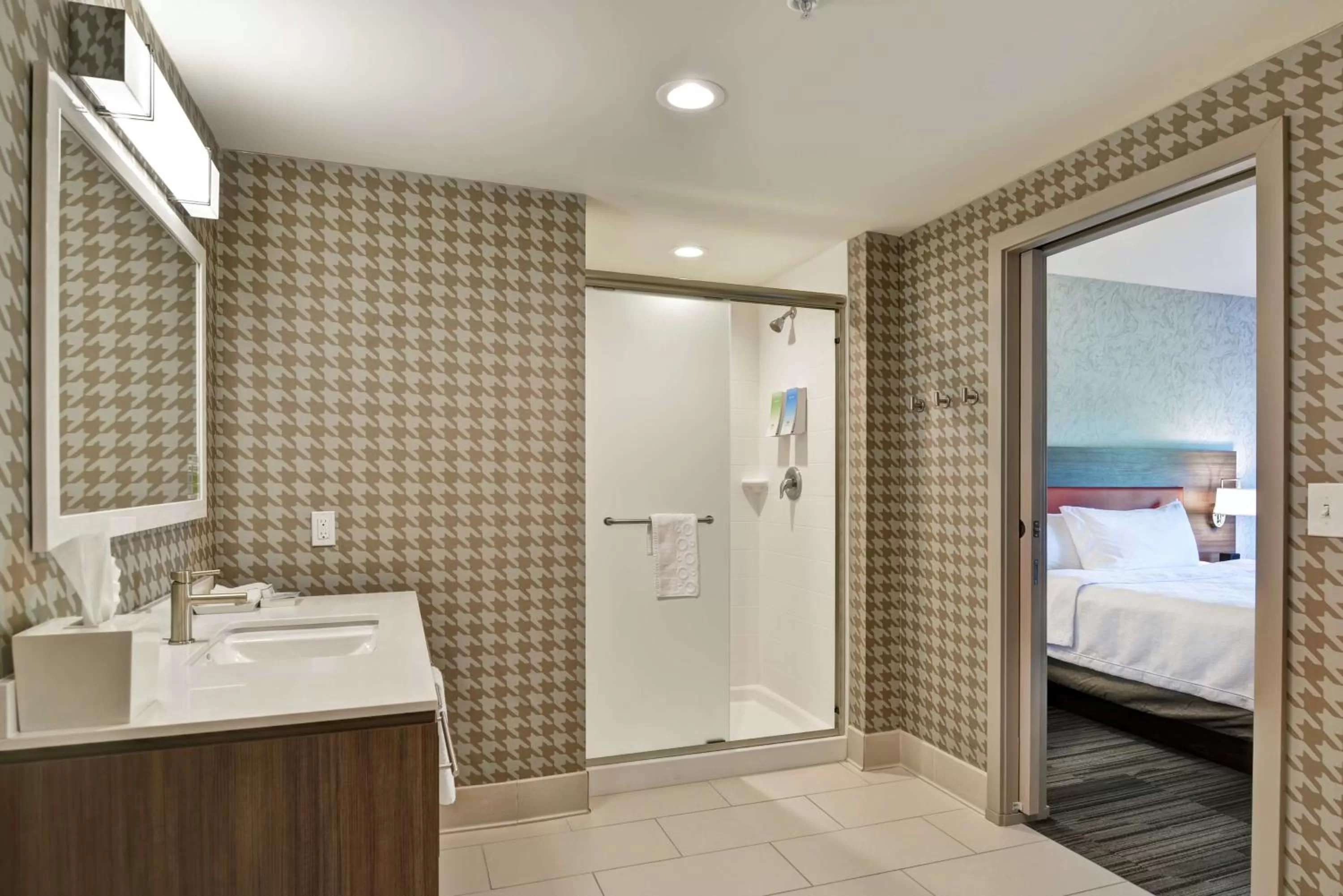 Bathroom, Bed in Home2 Suites By Hilton Dayton Vandalia