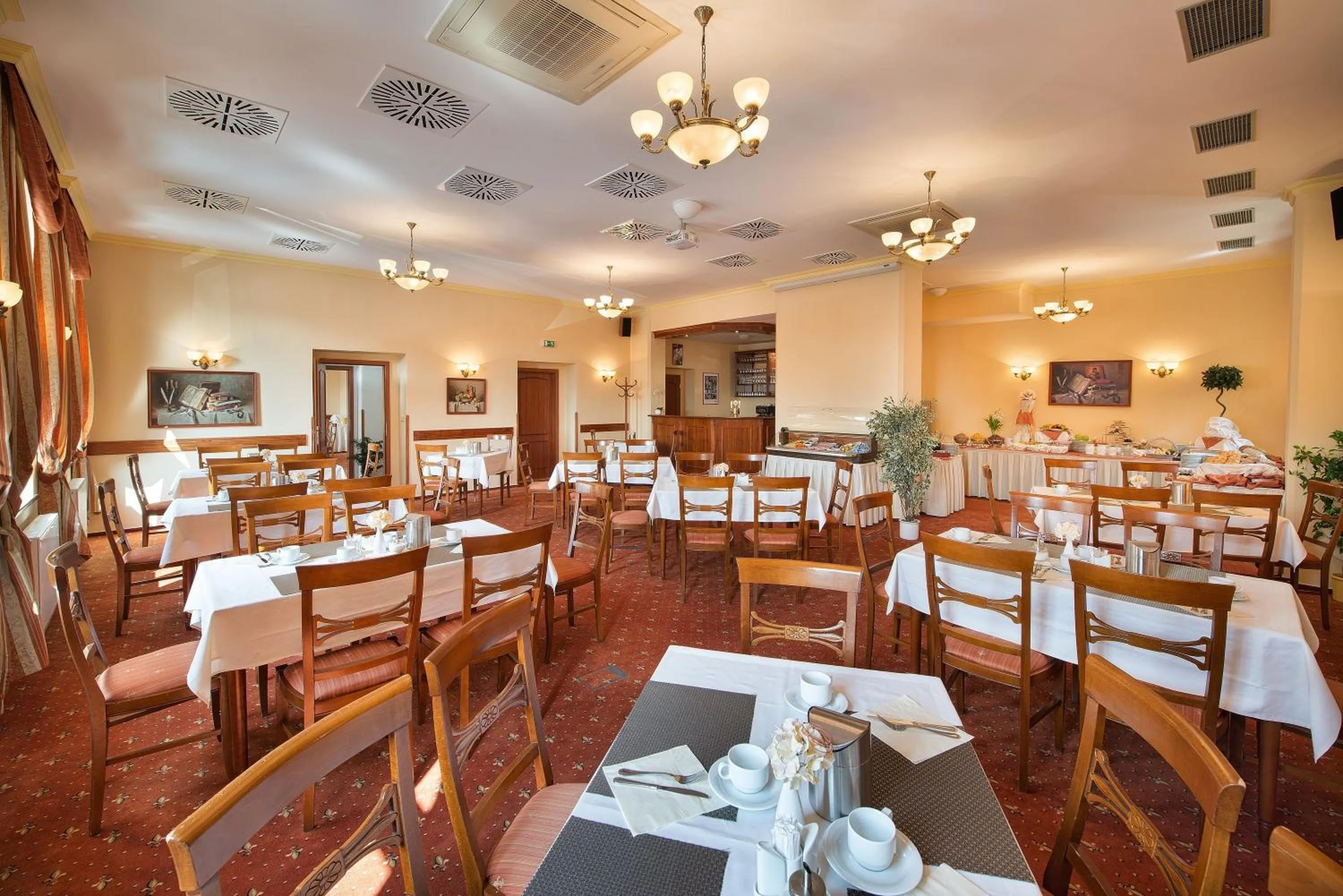 Restaurant/places to eat in Hotel Podhrad