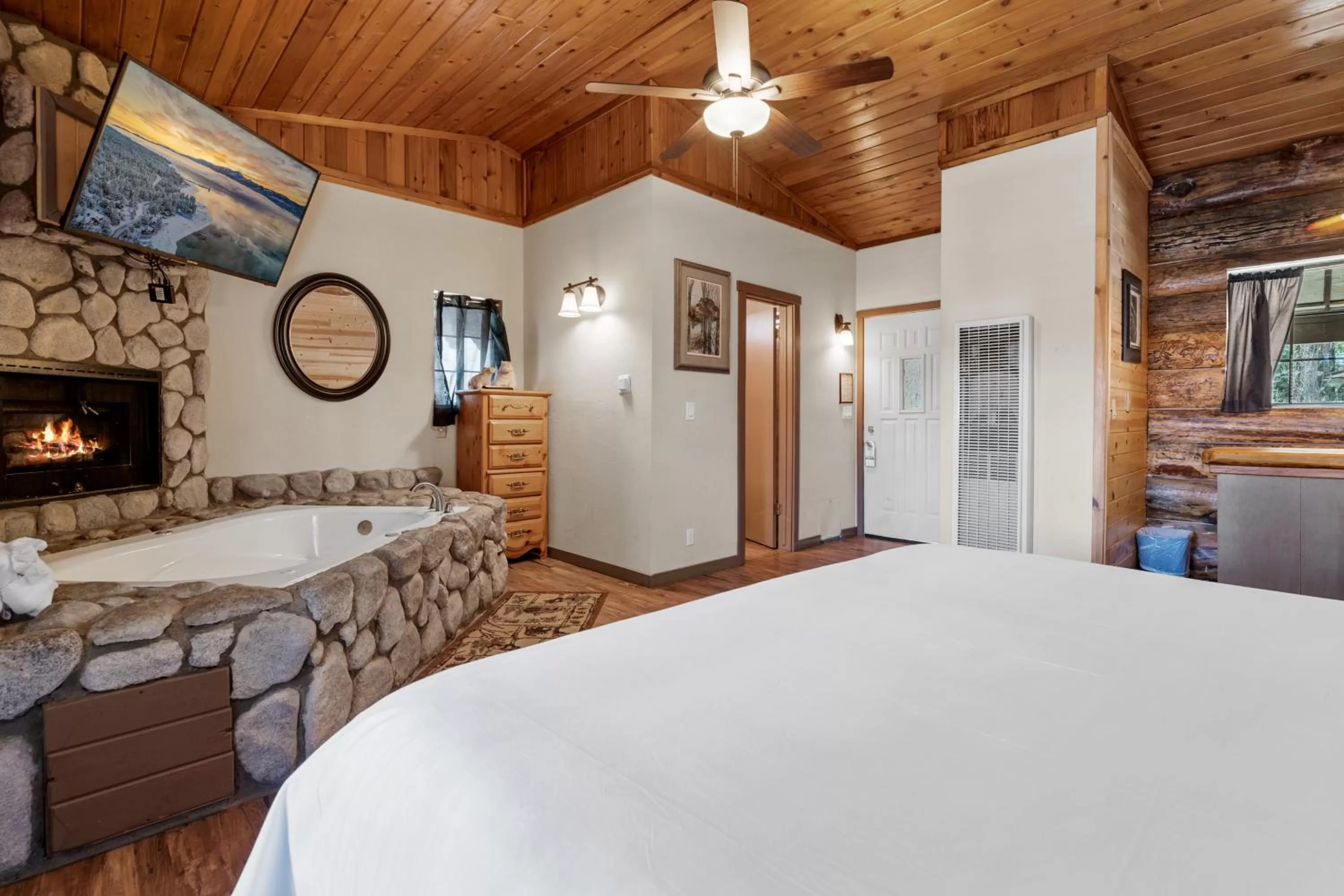 Photo of the whole room, Bed in Black Forest Lodge