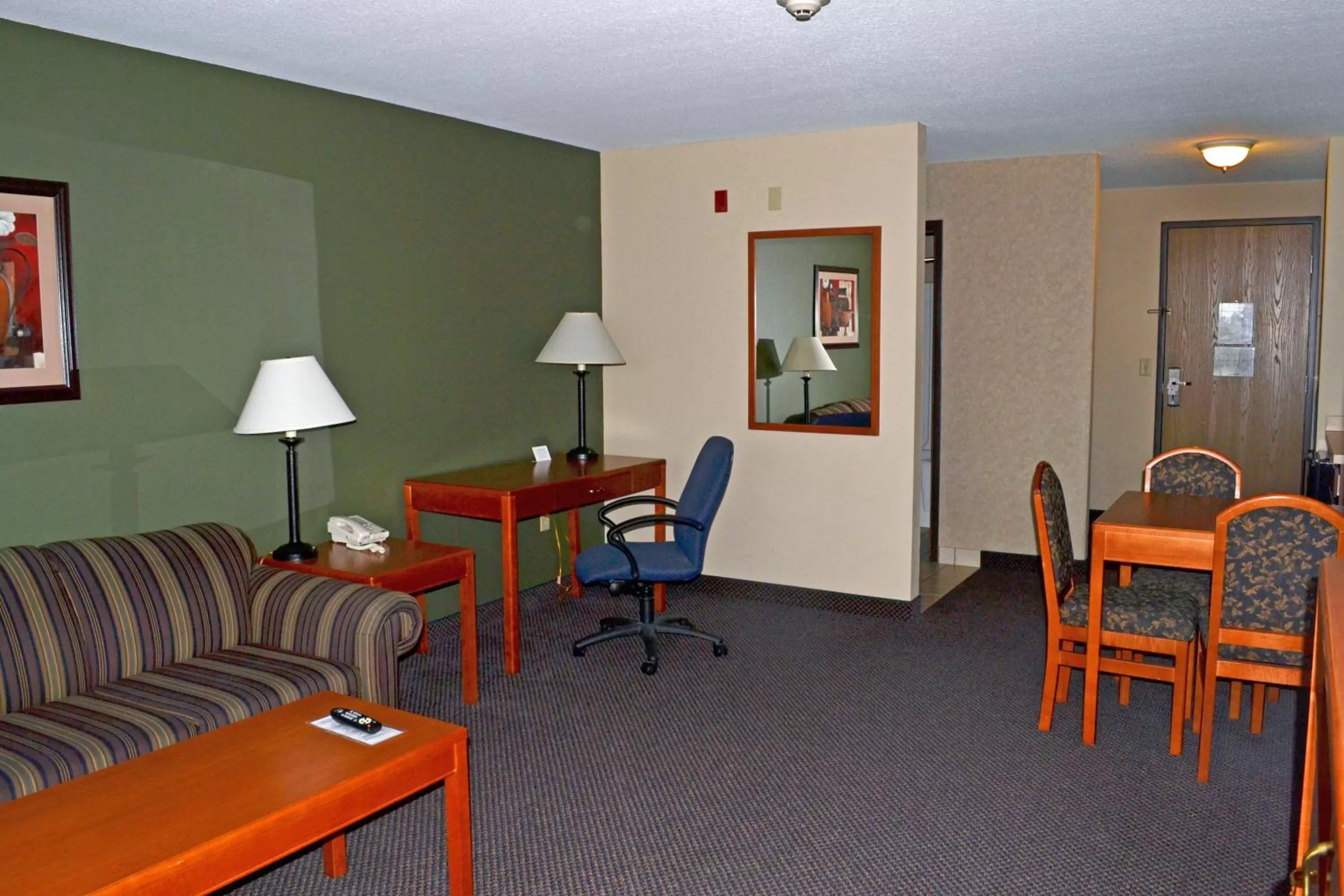 Seating area in Paola Inn and Suites