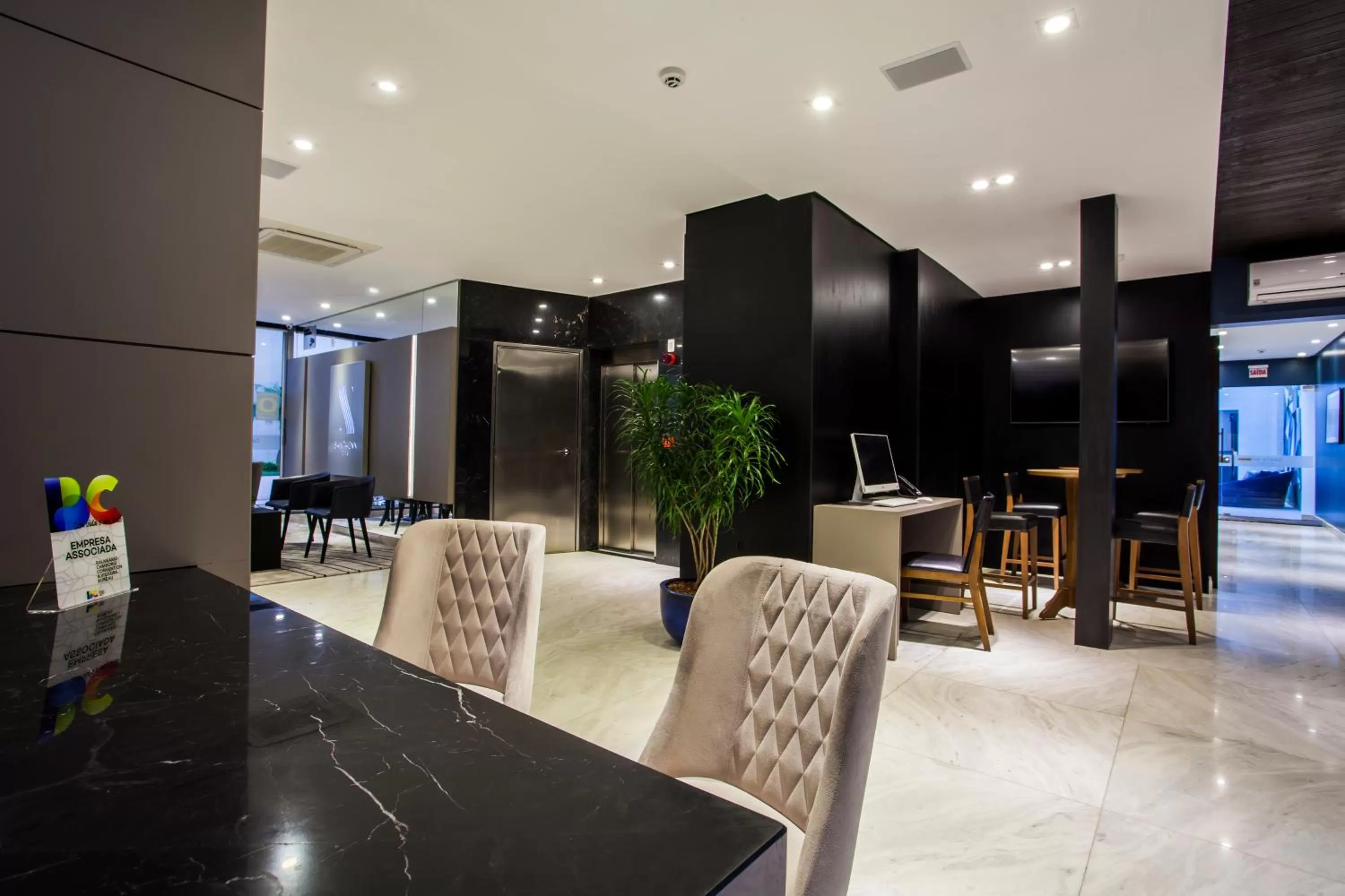 Communal lounge/ TV room in Santa Inn Hotel