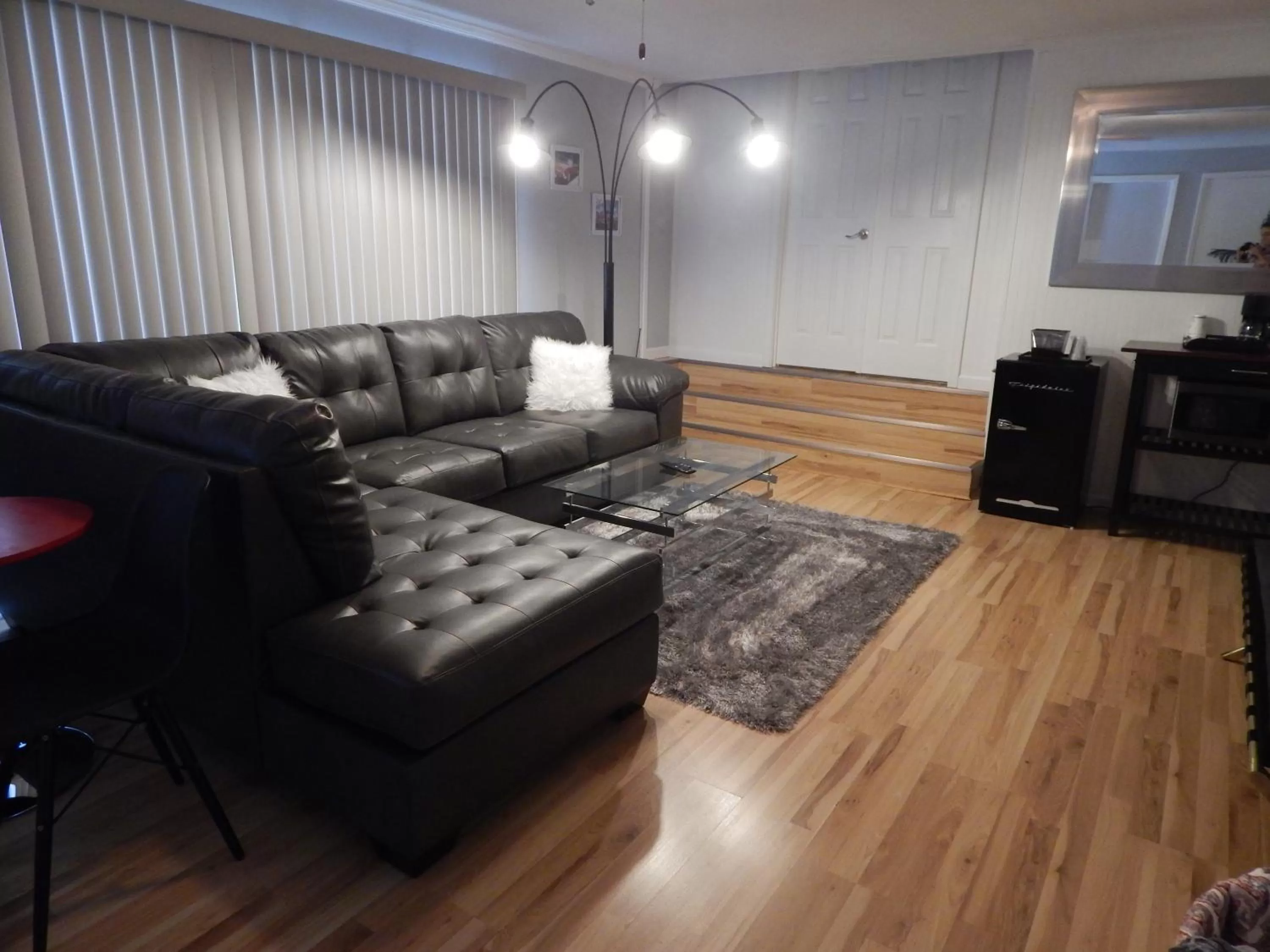 Living room in Sunset Motel