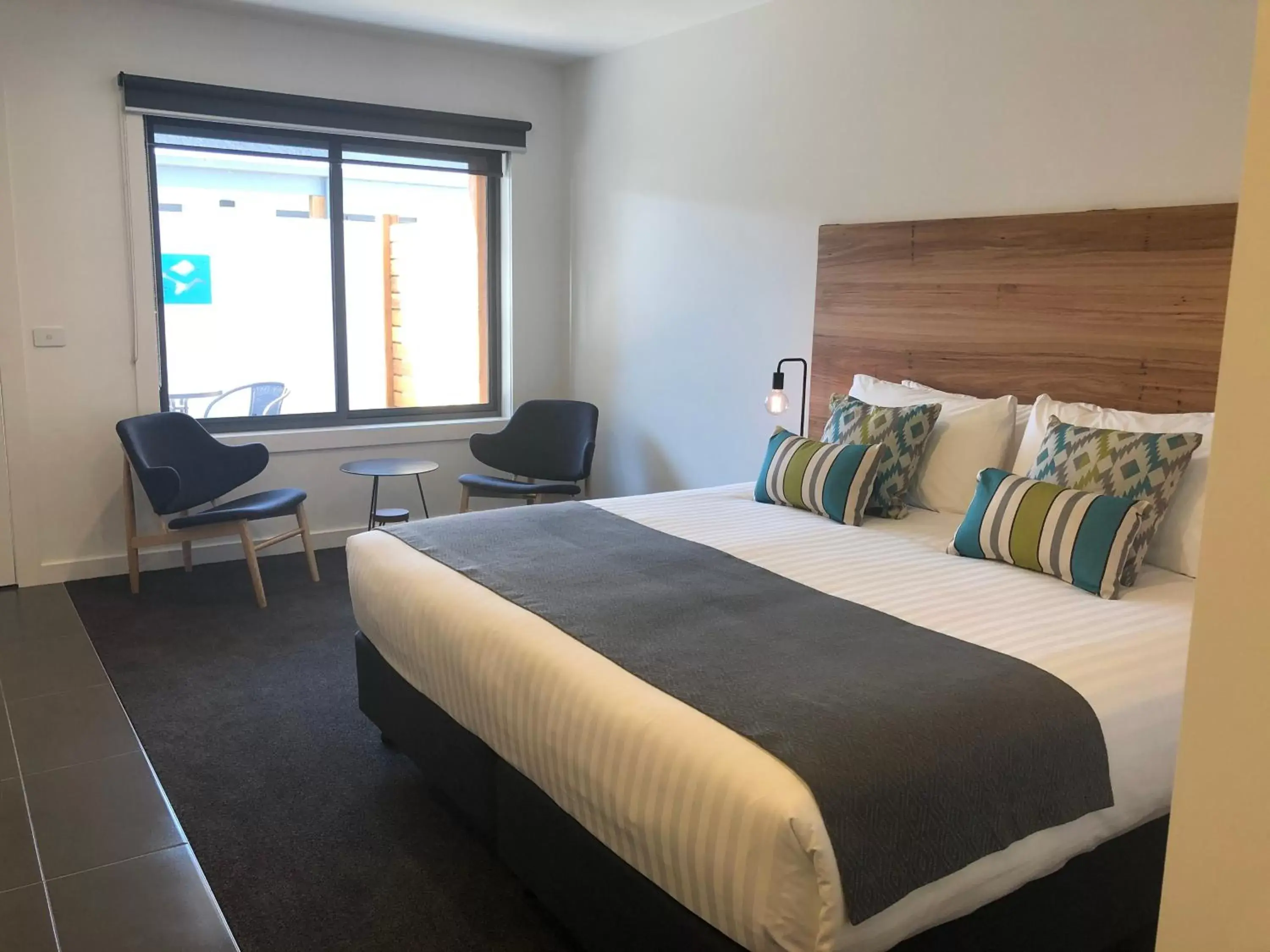 Deluxe Family Suite in Bright Colonial Motel Deluxe Family Suite in Bright Colonial Motel