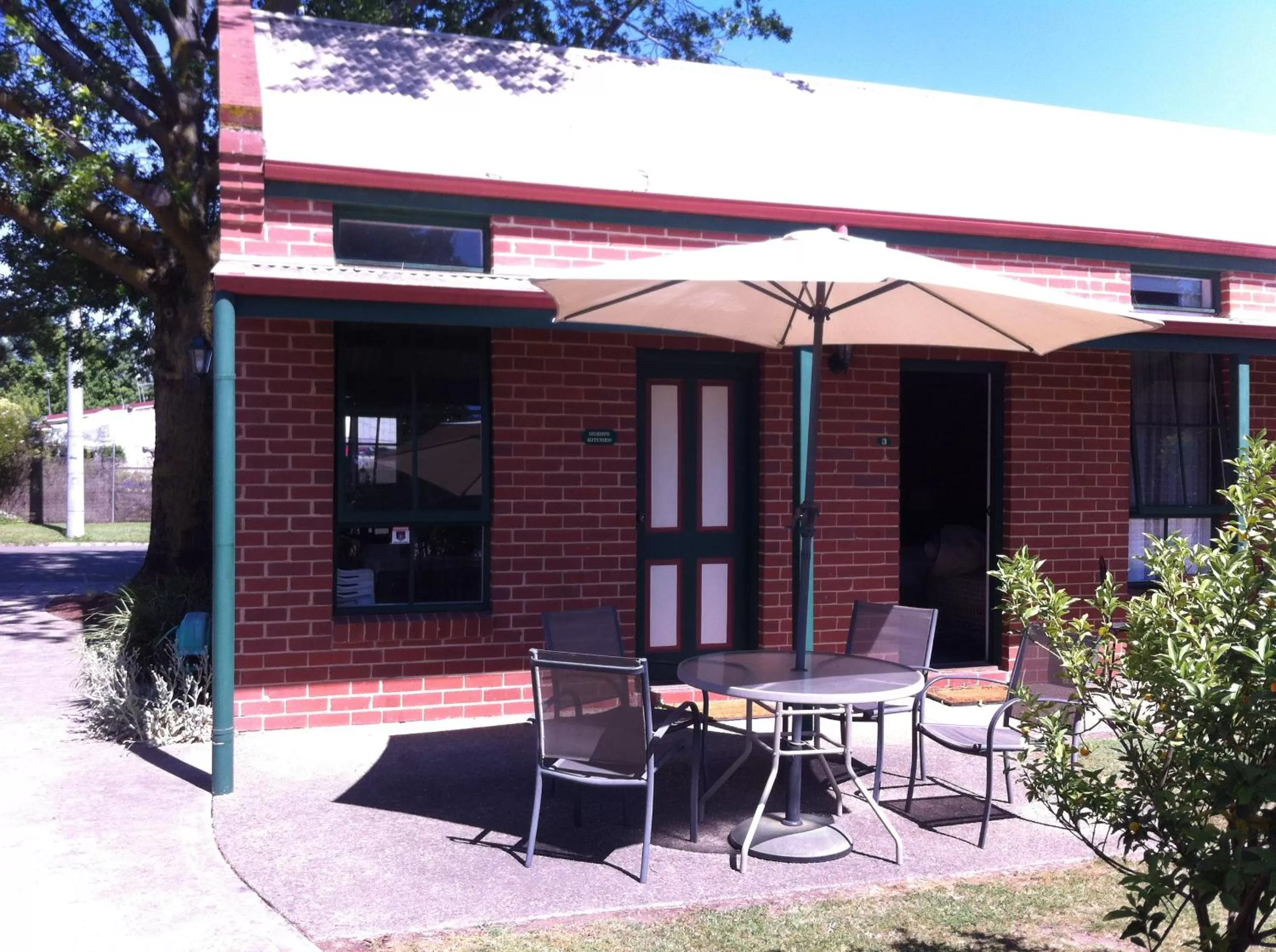 Kitchen or kitchenette in Mansfield Travellers Lodge