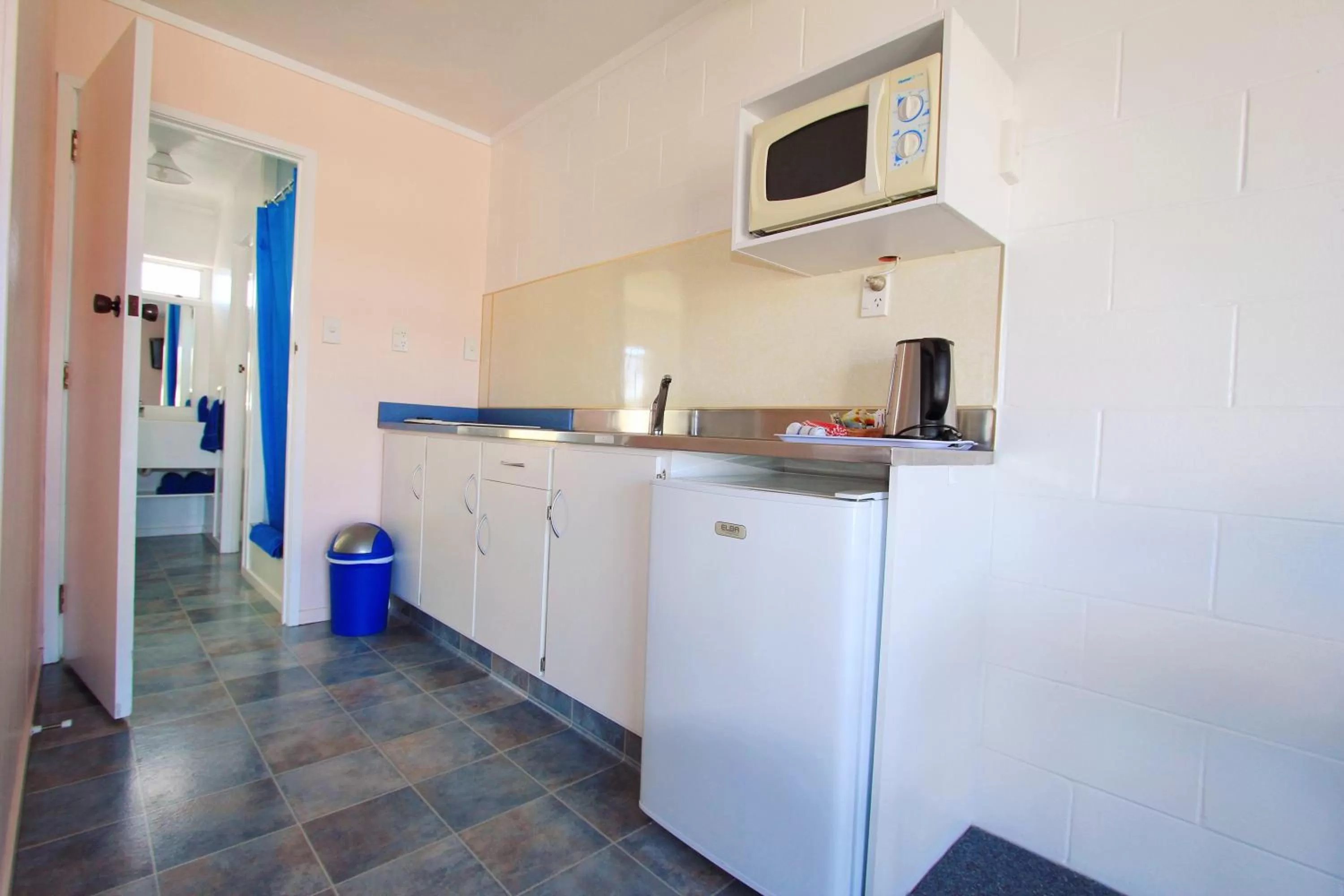 Kitchen or kitchenette in Golden Glow Motel