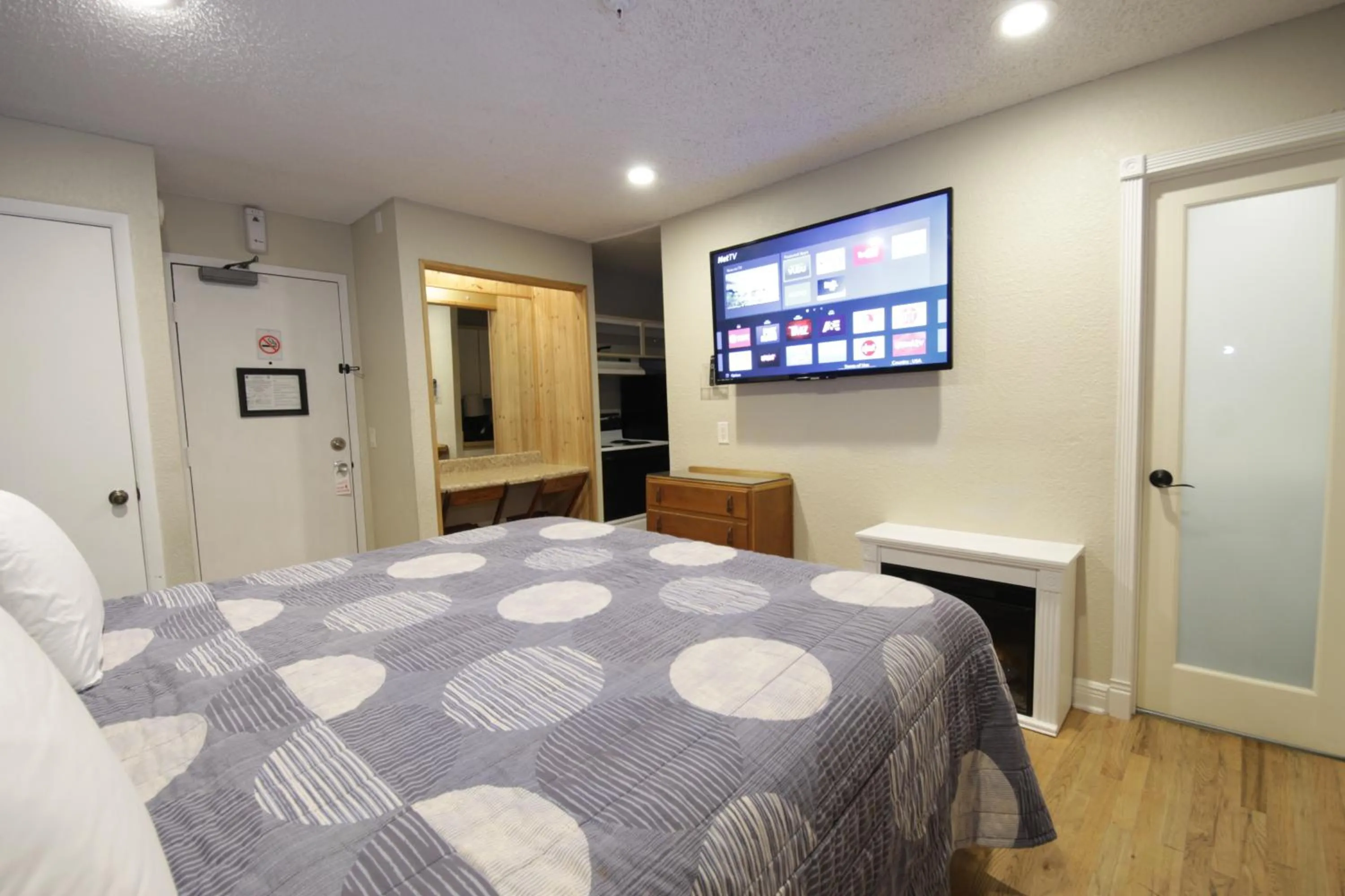 Property building, Bed in Hyde Park Hotel