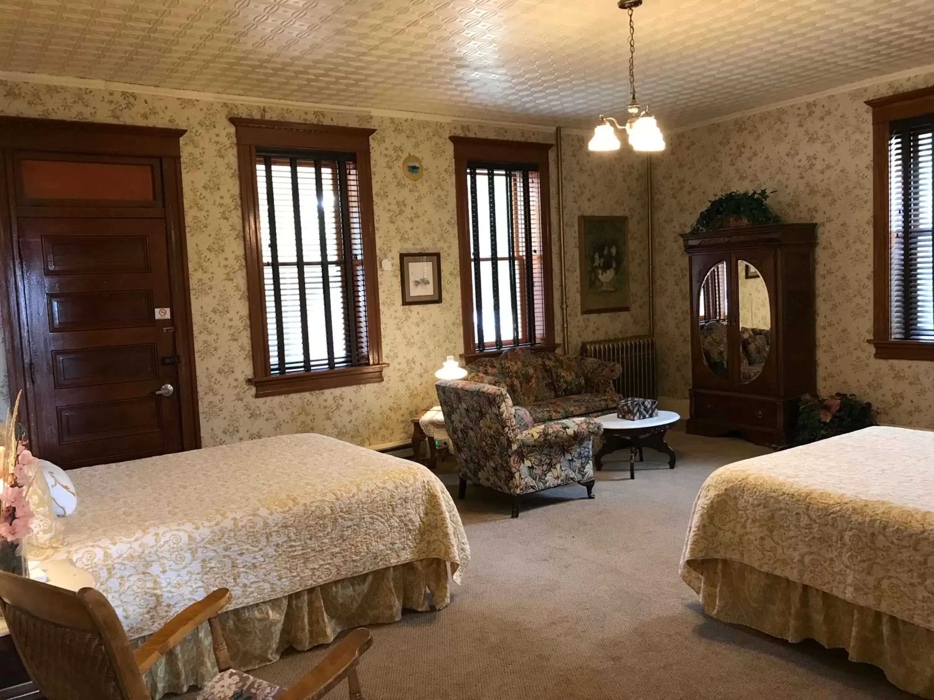 Outpatients, 2 Queen Beds (First Floor) in Cripple Creek Hospitality House & Travel Park Outpatients, 2 Queen Beds (First Floor) in Cripple Creek Hospitality House & Travel Park