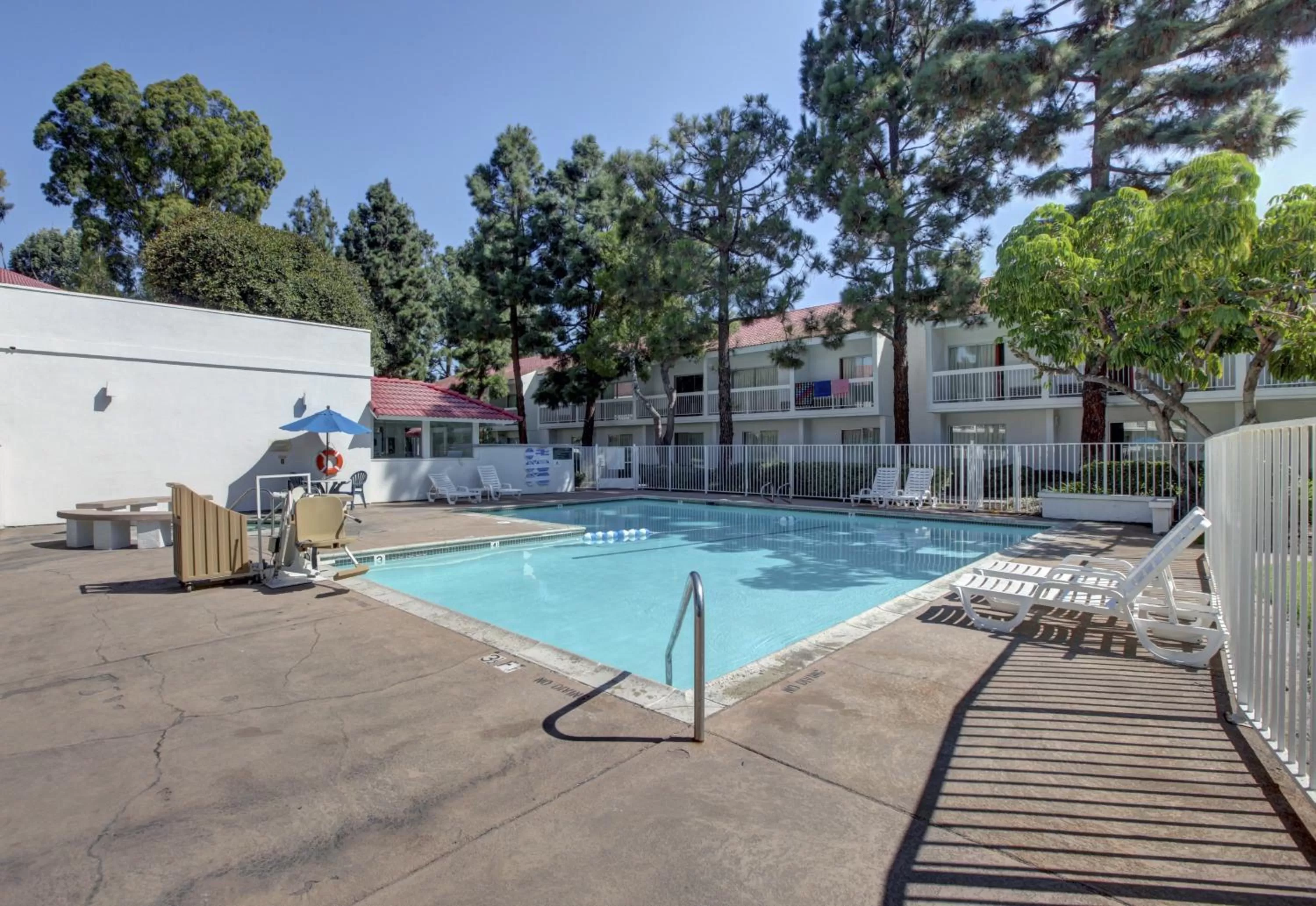 Swimming pool in Motel 6-Santa Ana, CA - Irvine - Orange County Airport