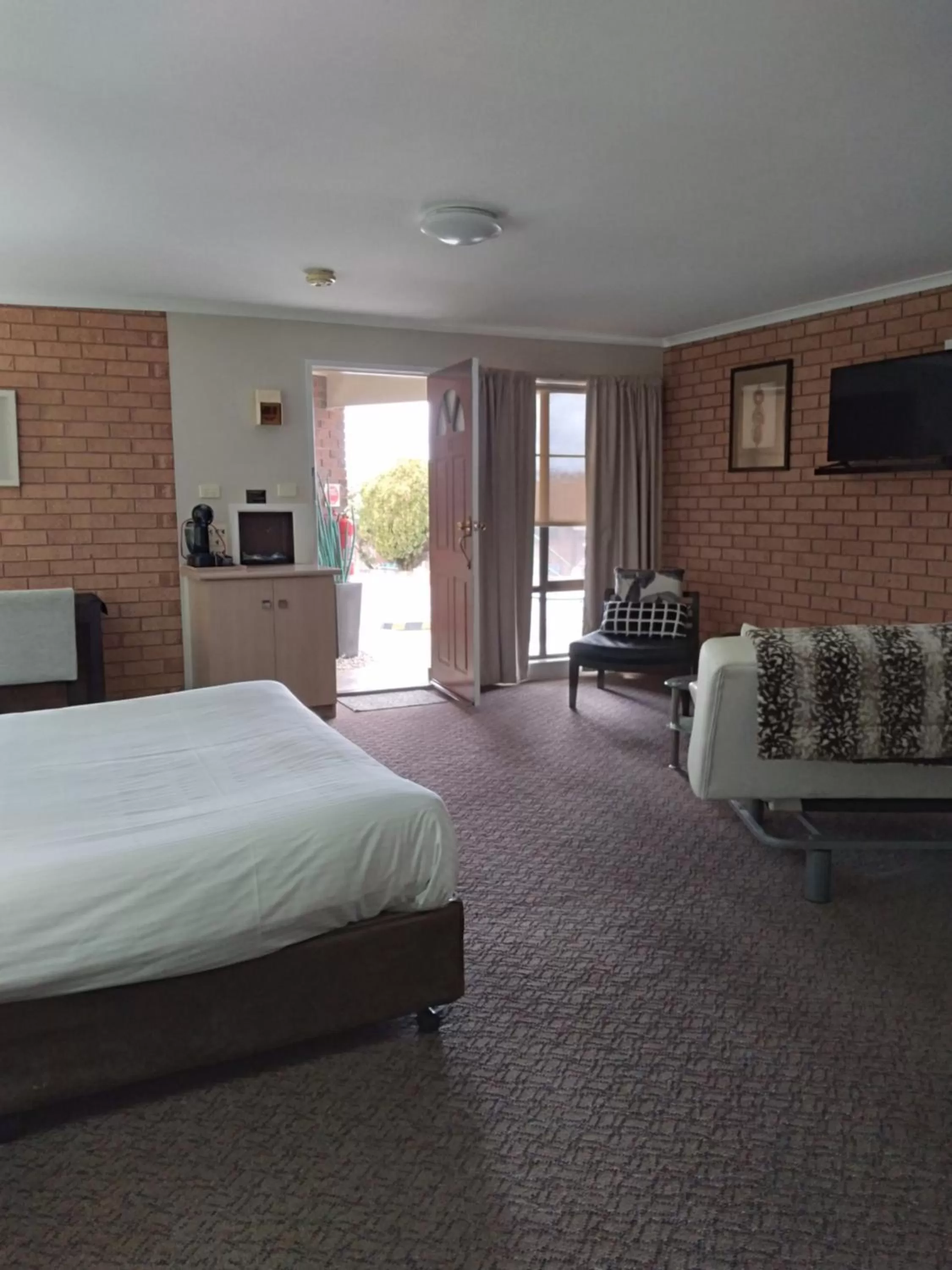 minibar, Bed in Bristol Hill Motor Inn