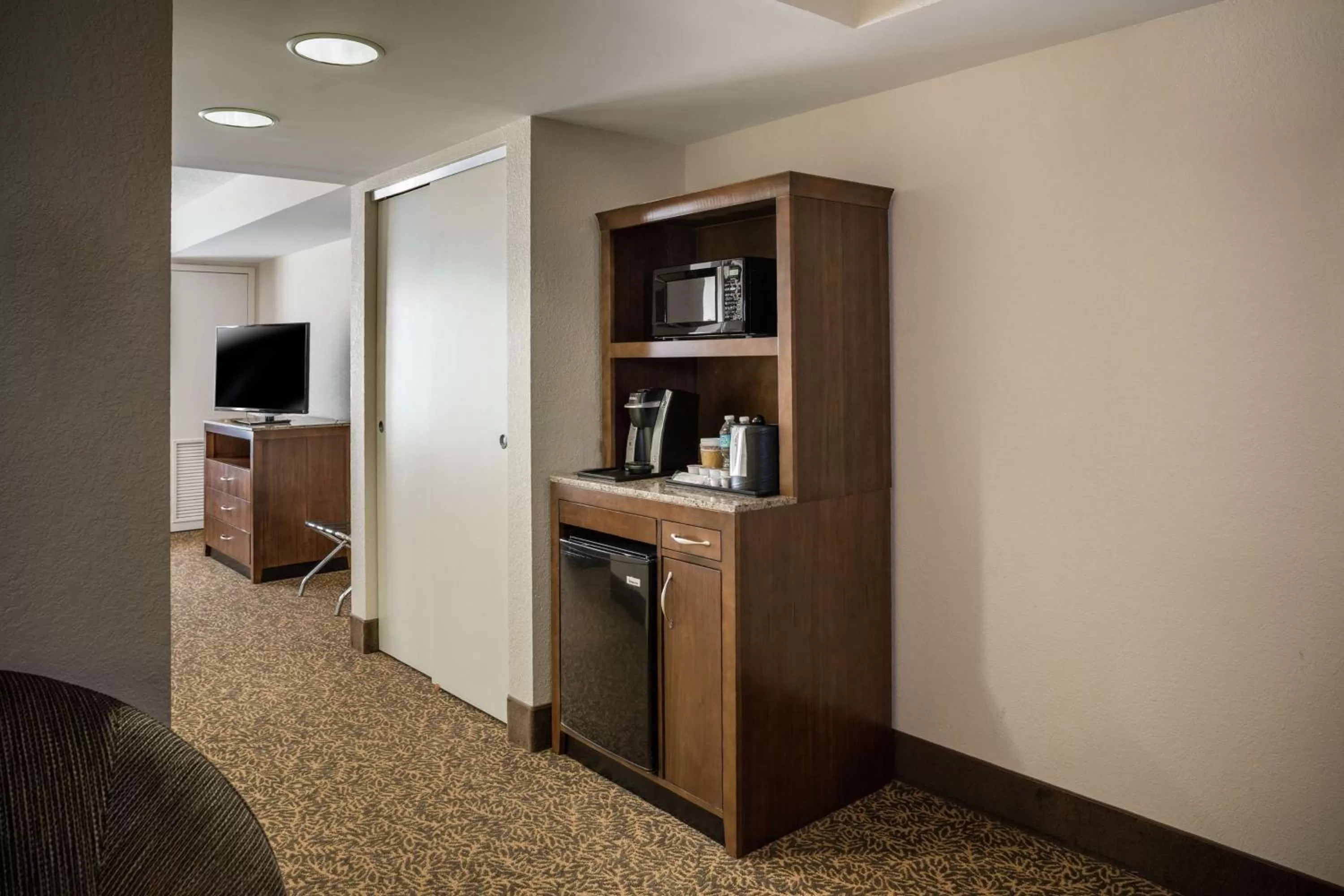 Kitchen or kitchenette in Hilton Garden Inn Richmond Innsbrook