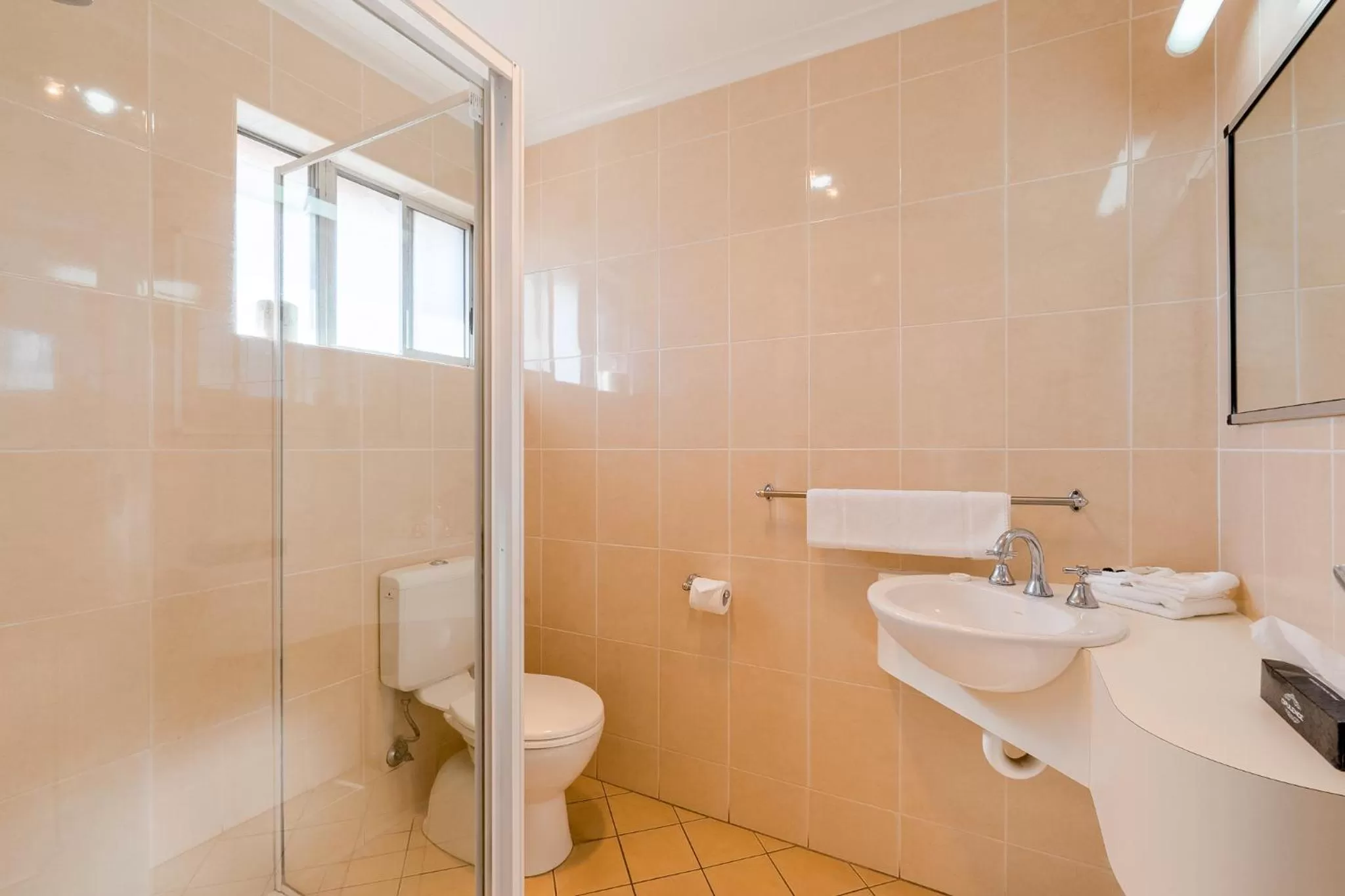 Bathroom in The Henry Parkes Tenterfield