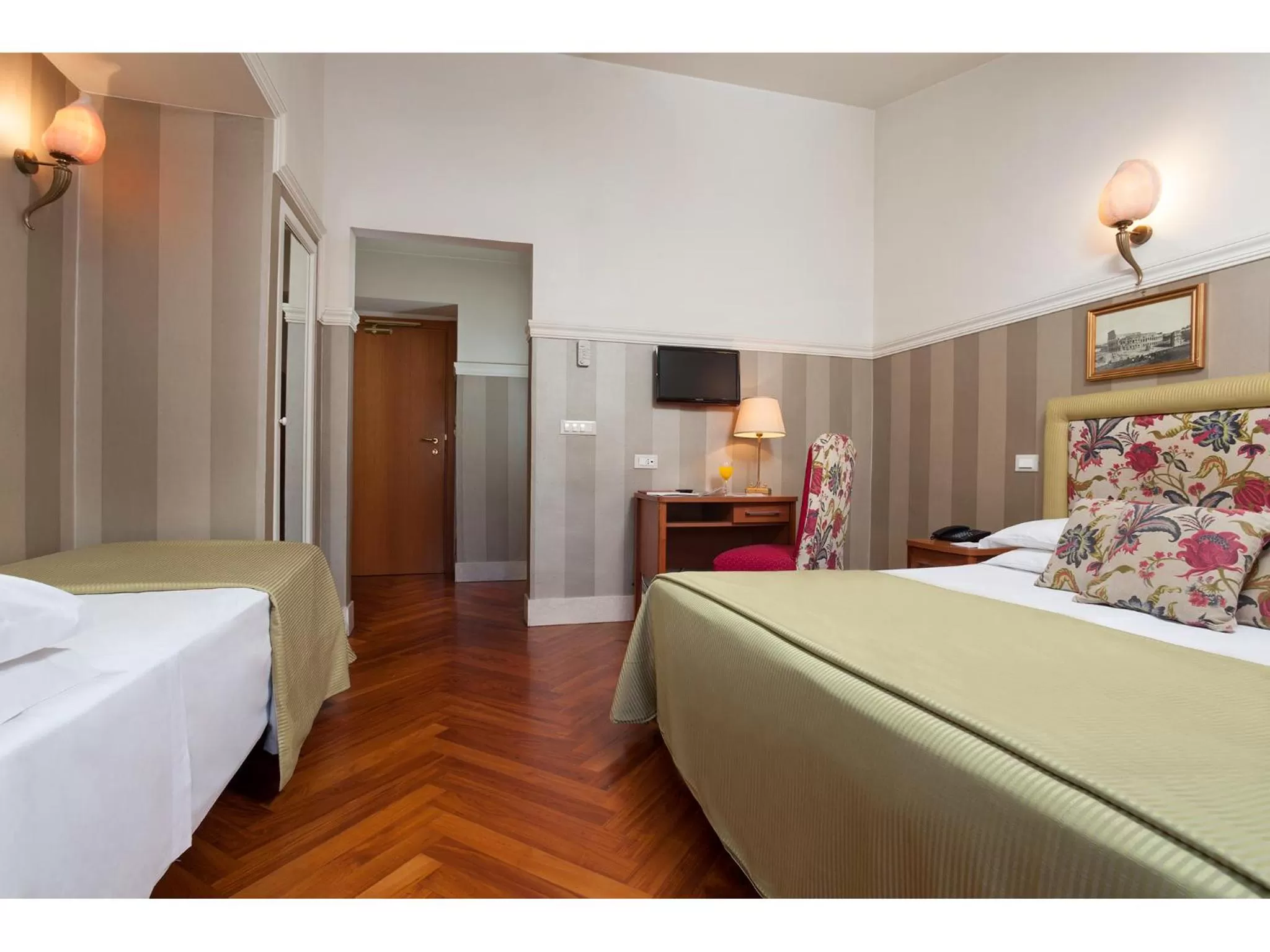 Photo of the whole room, Bed in Hotel Kennedy