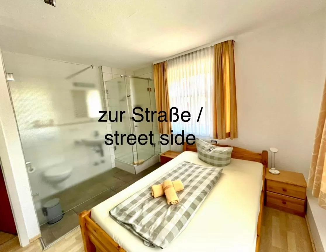 Bed in Landgasthof Linde Hepbach, Hotel & Restaurant