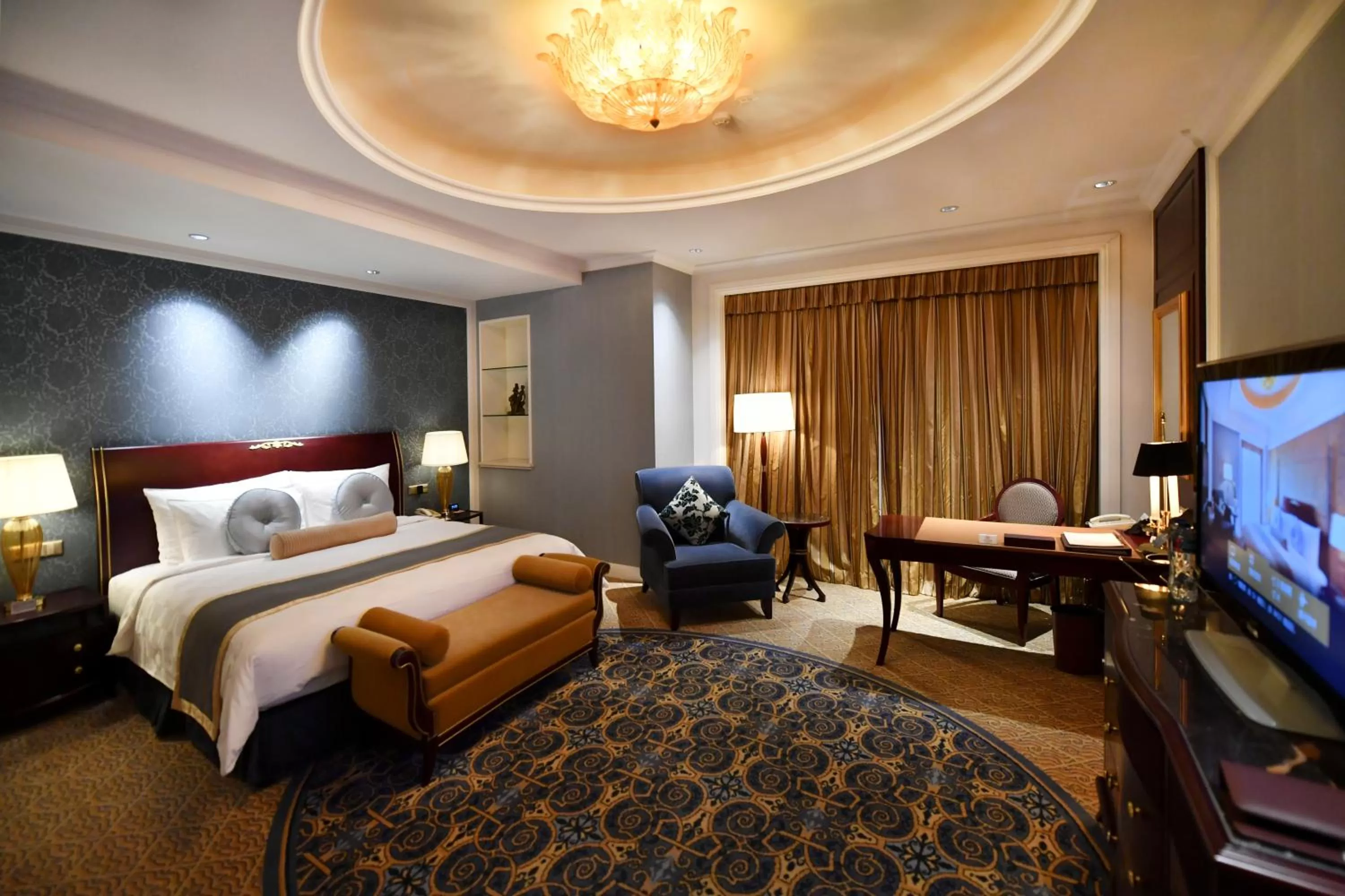Photo of the whole room, Bed in Grand Central Hotel Shanghai - Nanjing Road