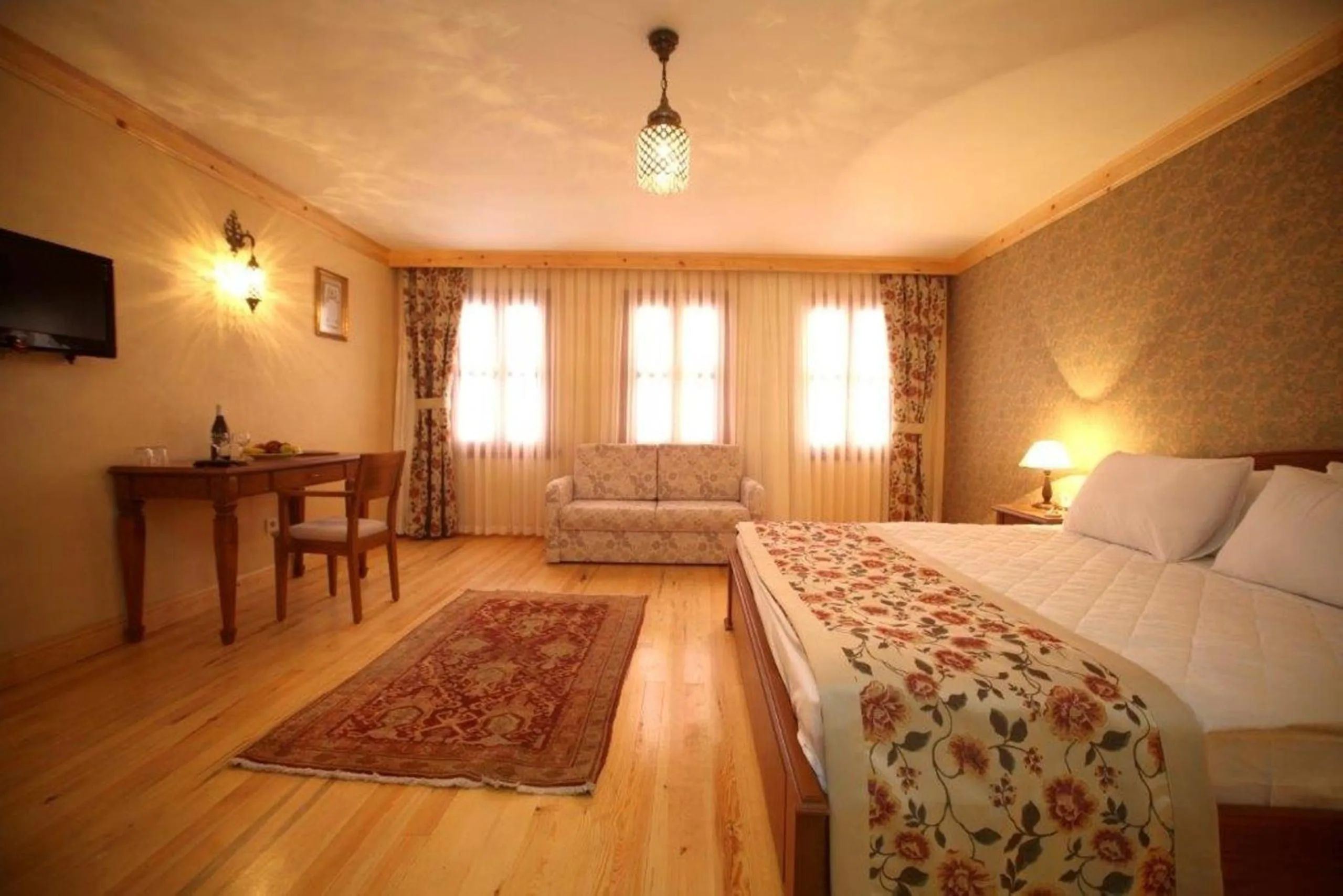 Photo of the whole room, Bed in Lalinn Hotel