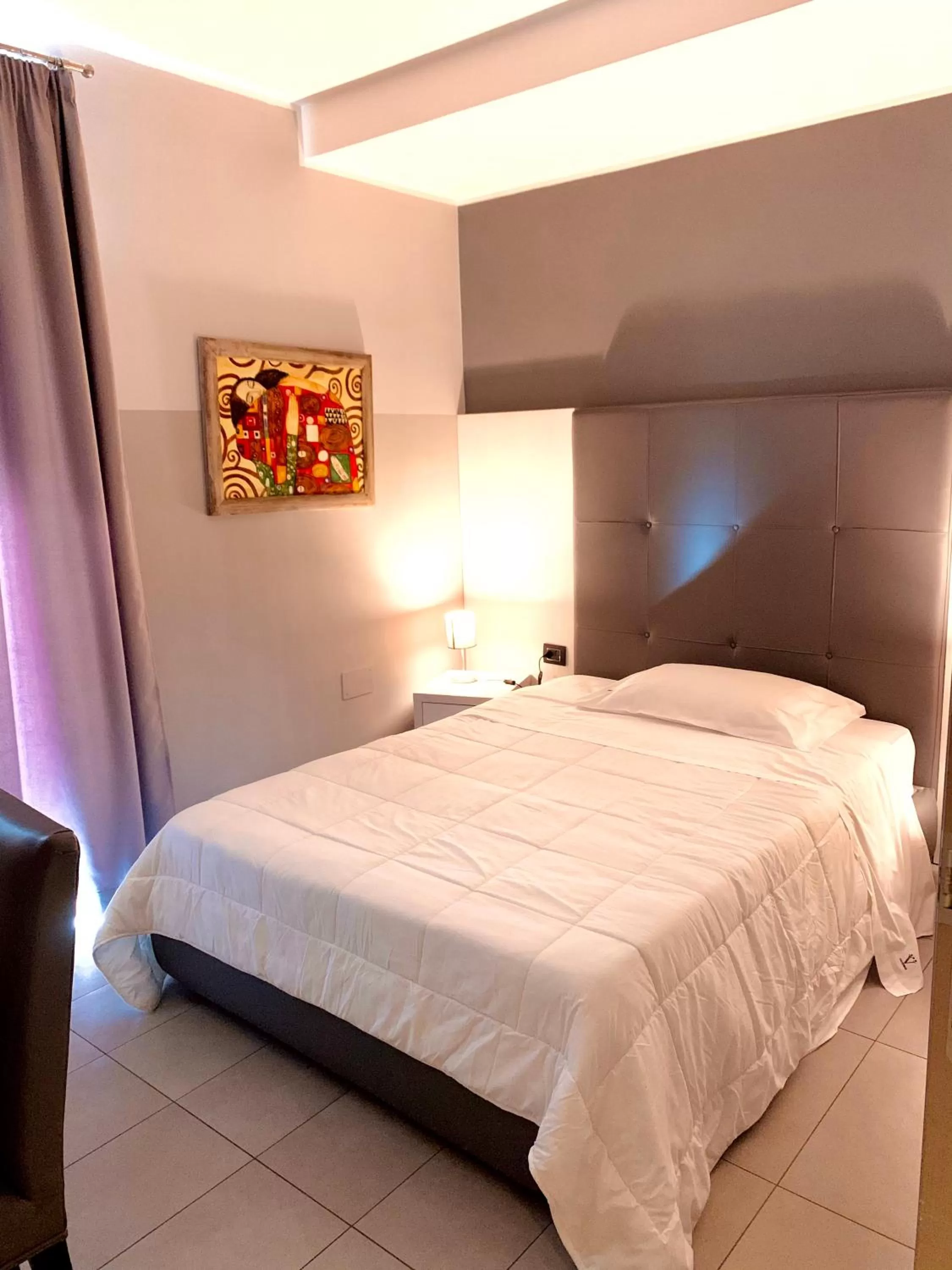 Bedroom, Bed in Victoria Hotel