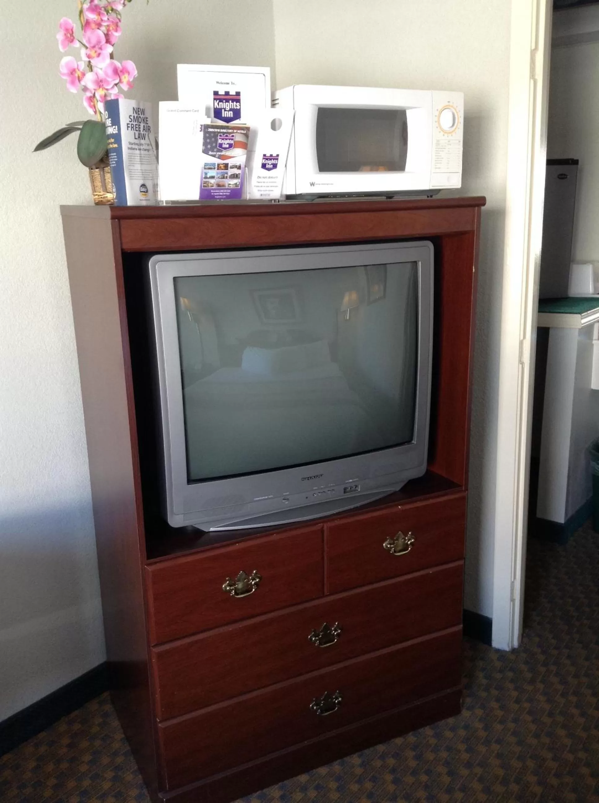 TV and multimedia in Knights Inn Peru