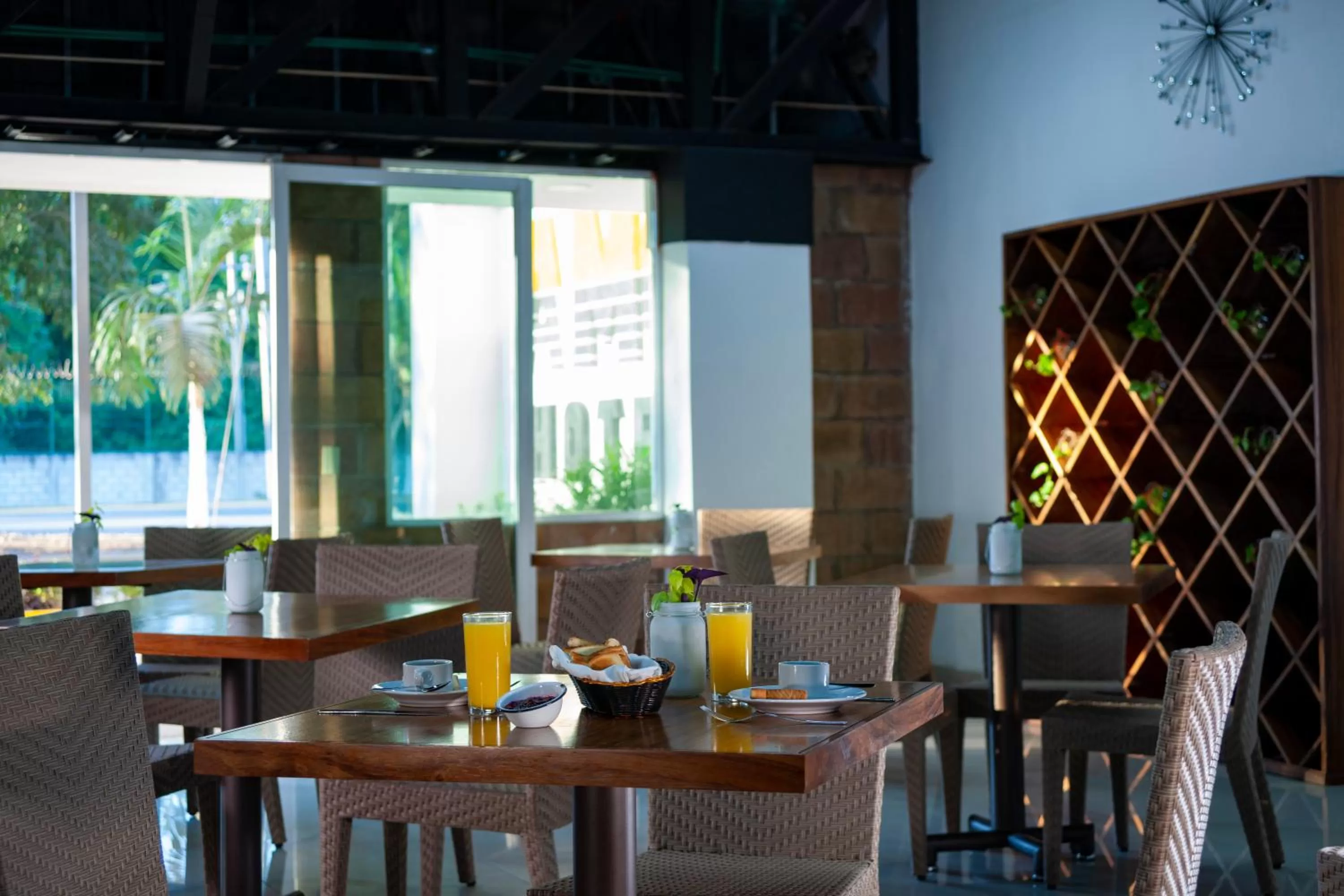 Restaurant/places to eat in Container Inn Hotel Aeropuerto