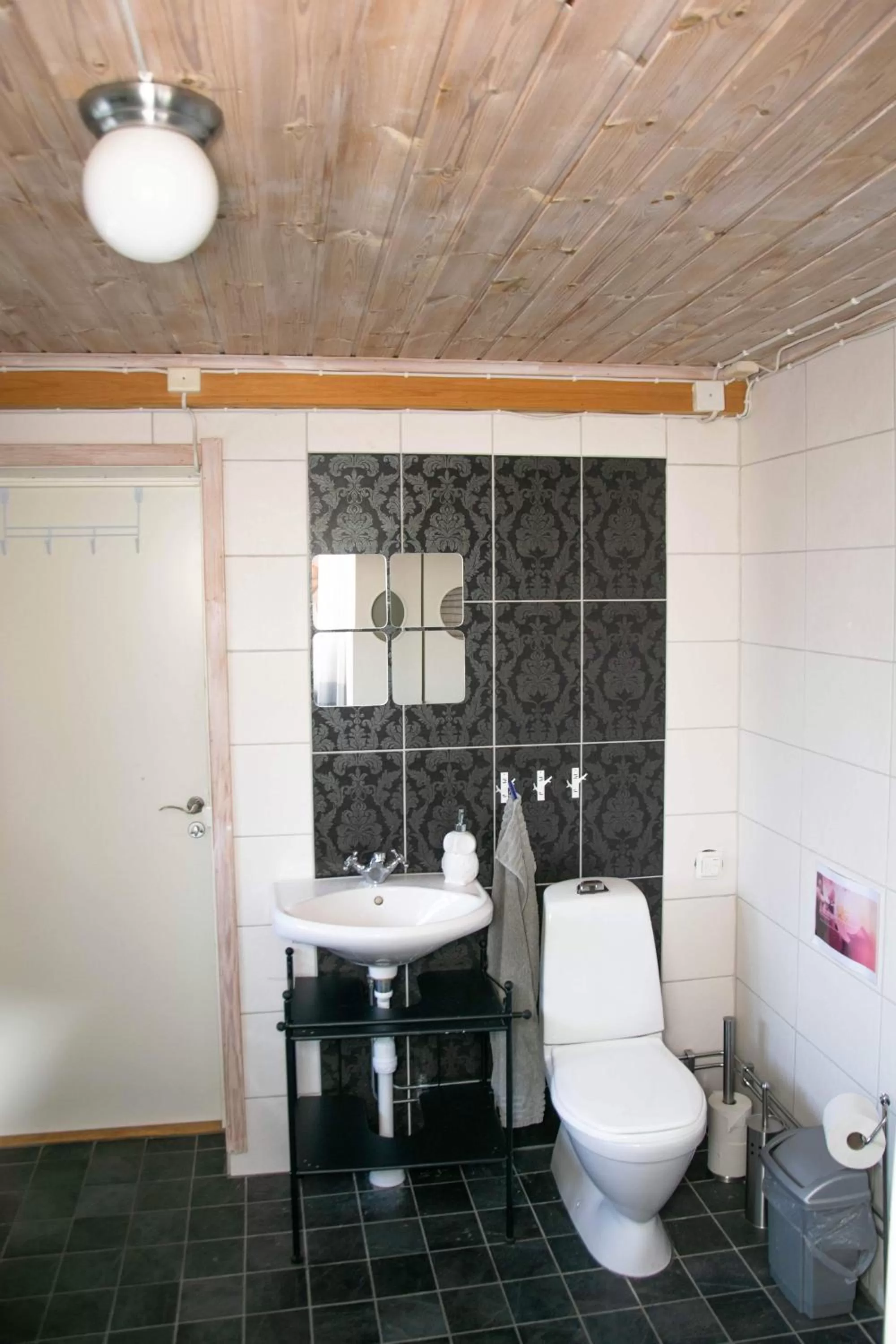 Bathroom in Husky Lodge Hostel